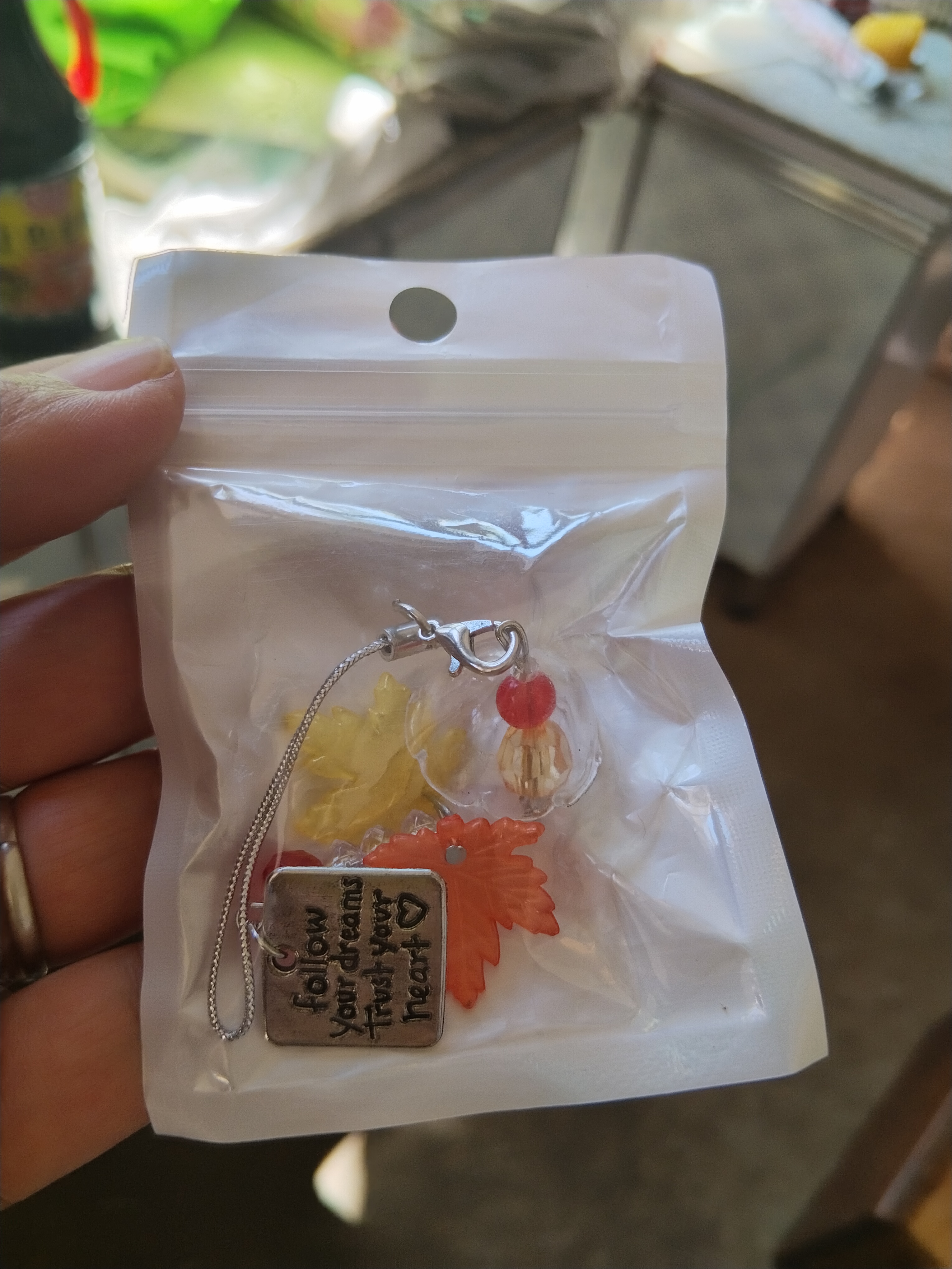 风铃枫叶雪花高颜值可爱ins情侣闺蜜款钥匙扣手机链书包挂件挂绳 黄色枫叶挂件SJ-105 实拍图