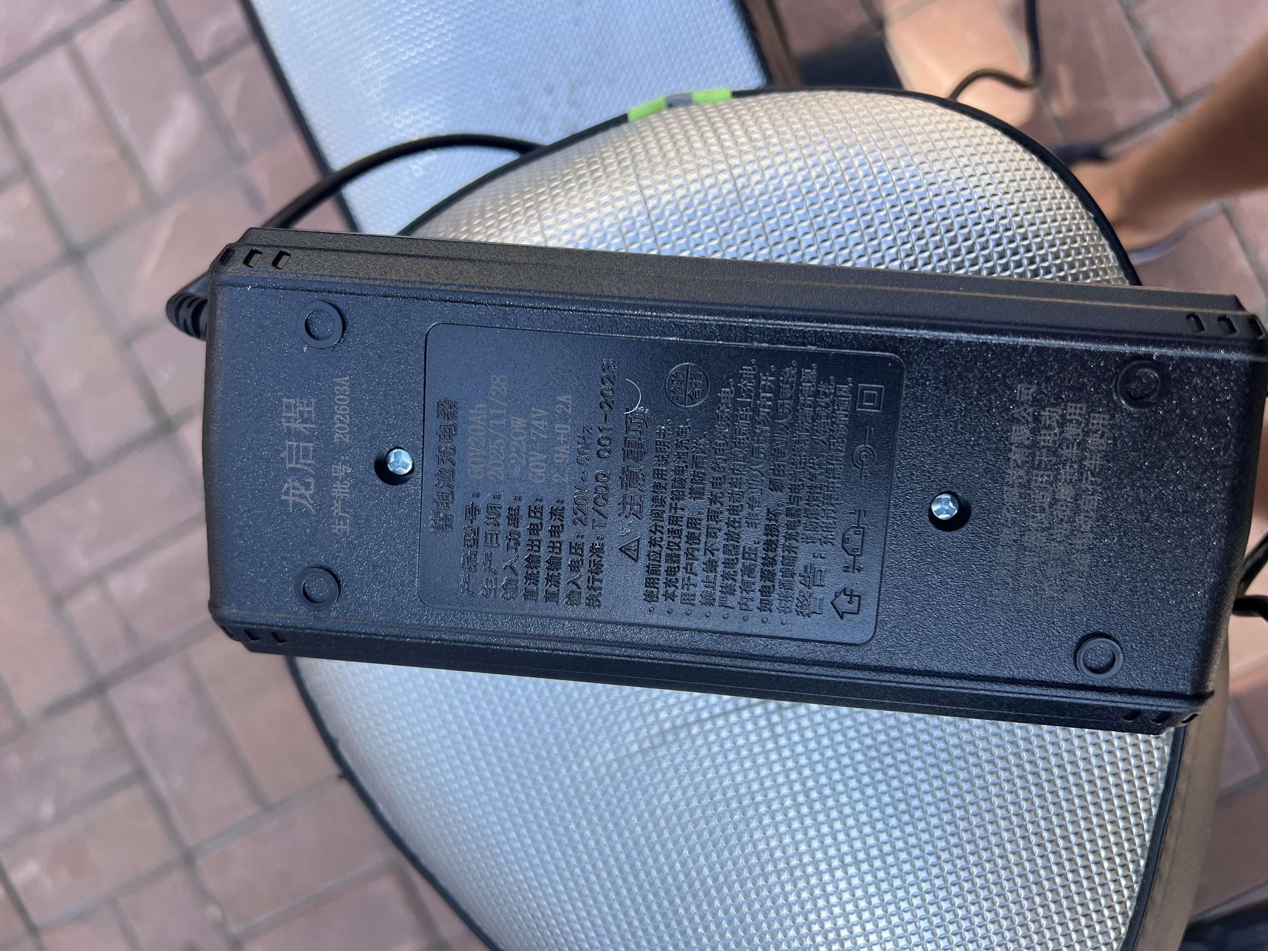 适配爱玛电动车充电器48V1260V20ah72V20ah铅酸石墨烯电瓶车通用 七灯60V20Ah爱玛小公插 实拍图