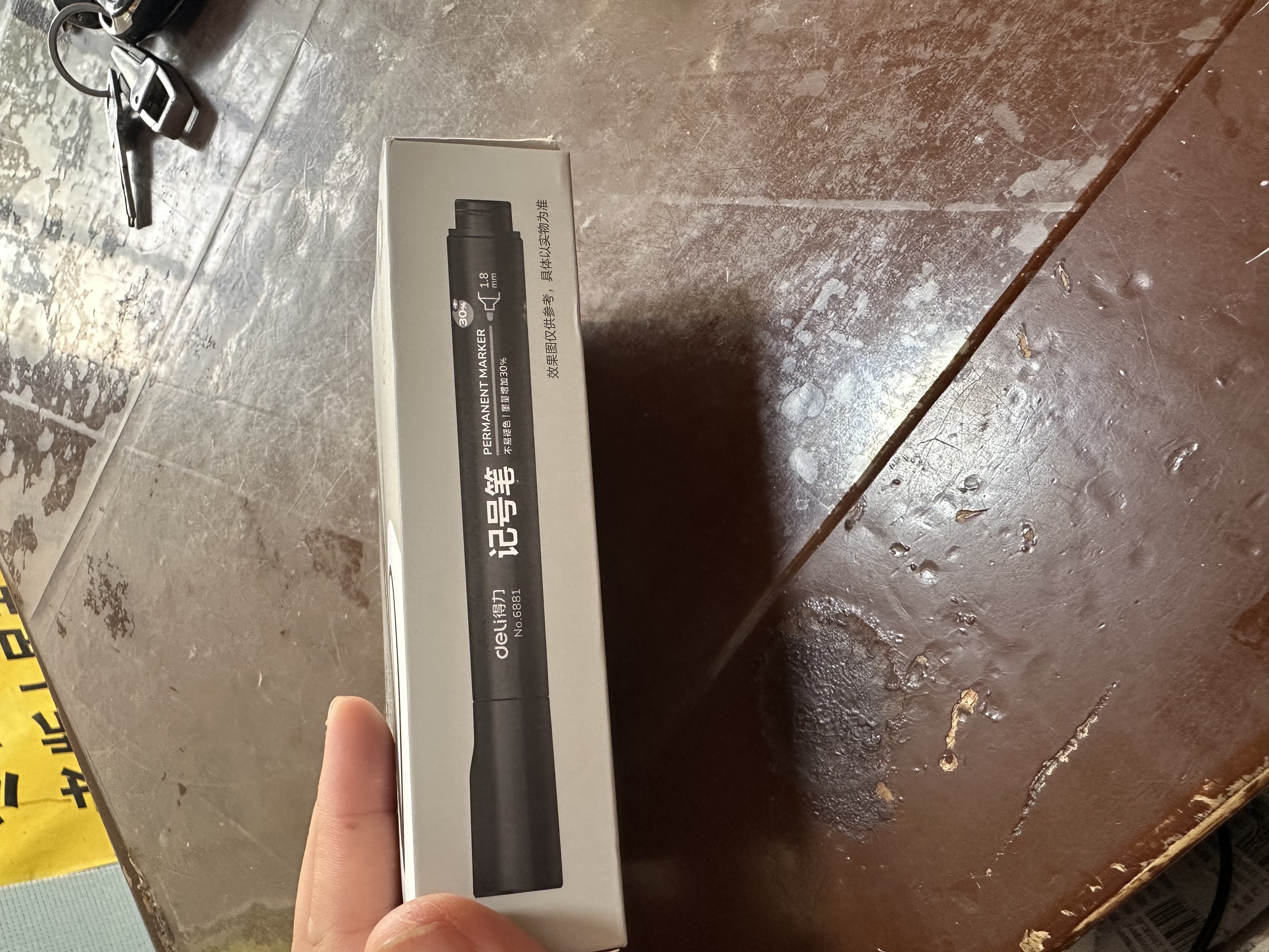 得力（deli）黑色粗头物流油性笔 墨量升级大容量快递签字办公文具马克笔记号笔 10支/盒 P06881 黑色 实拍图