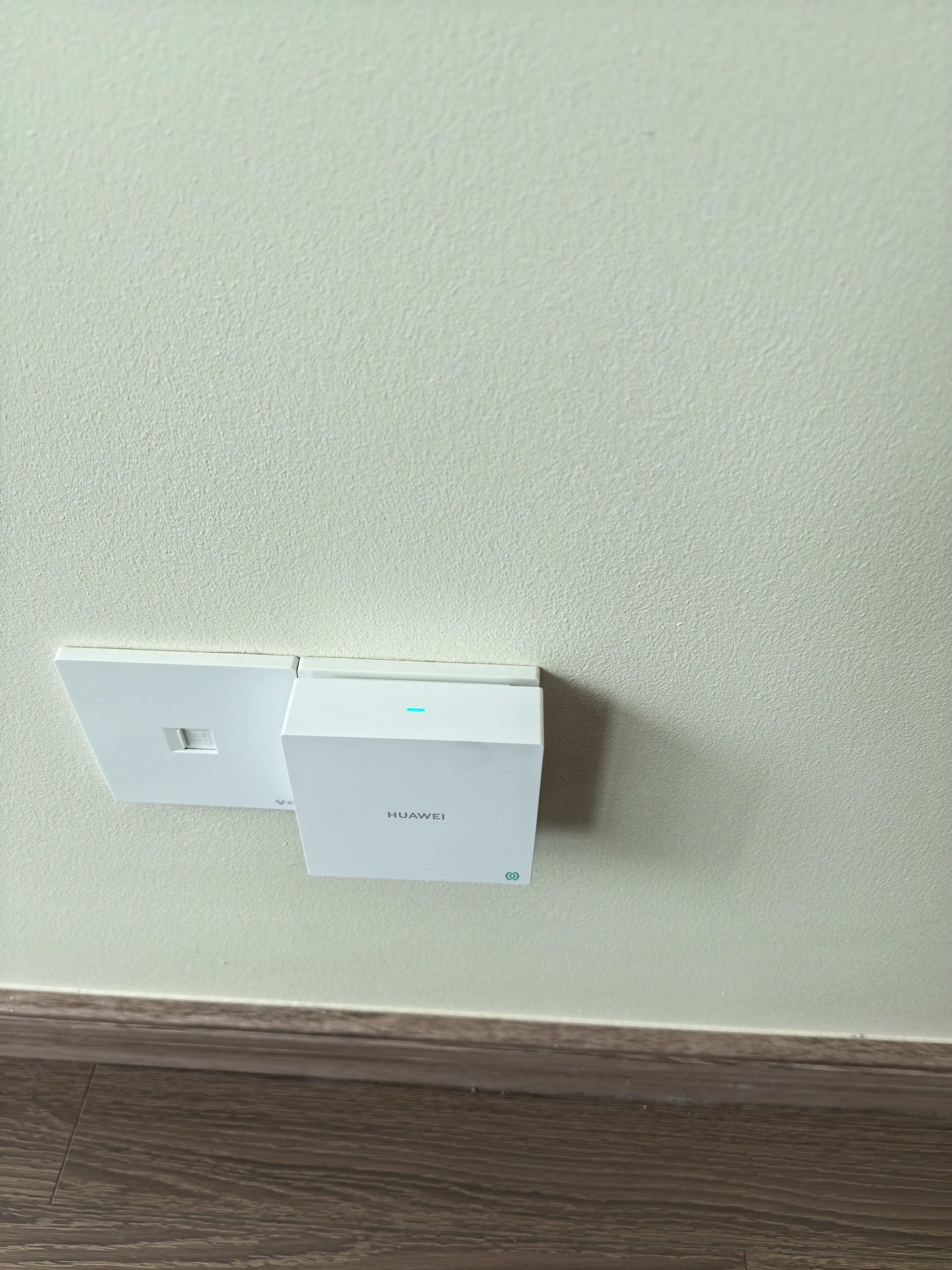 华为凌霄子母路由 Q7 网线版（1母4子套装）疾速Wi-Fi 7 路由器千兆穿墙 全球首款星闪网关路由      实拍图