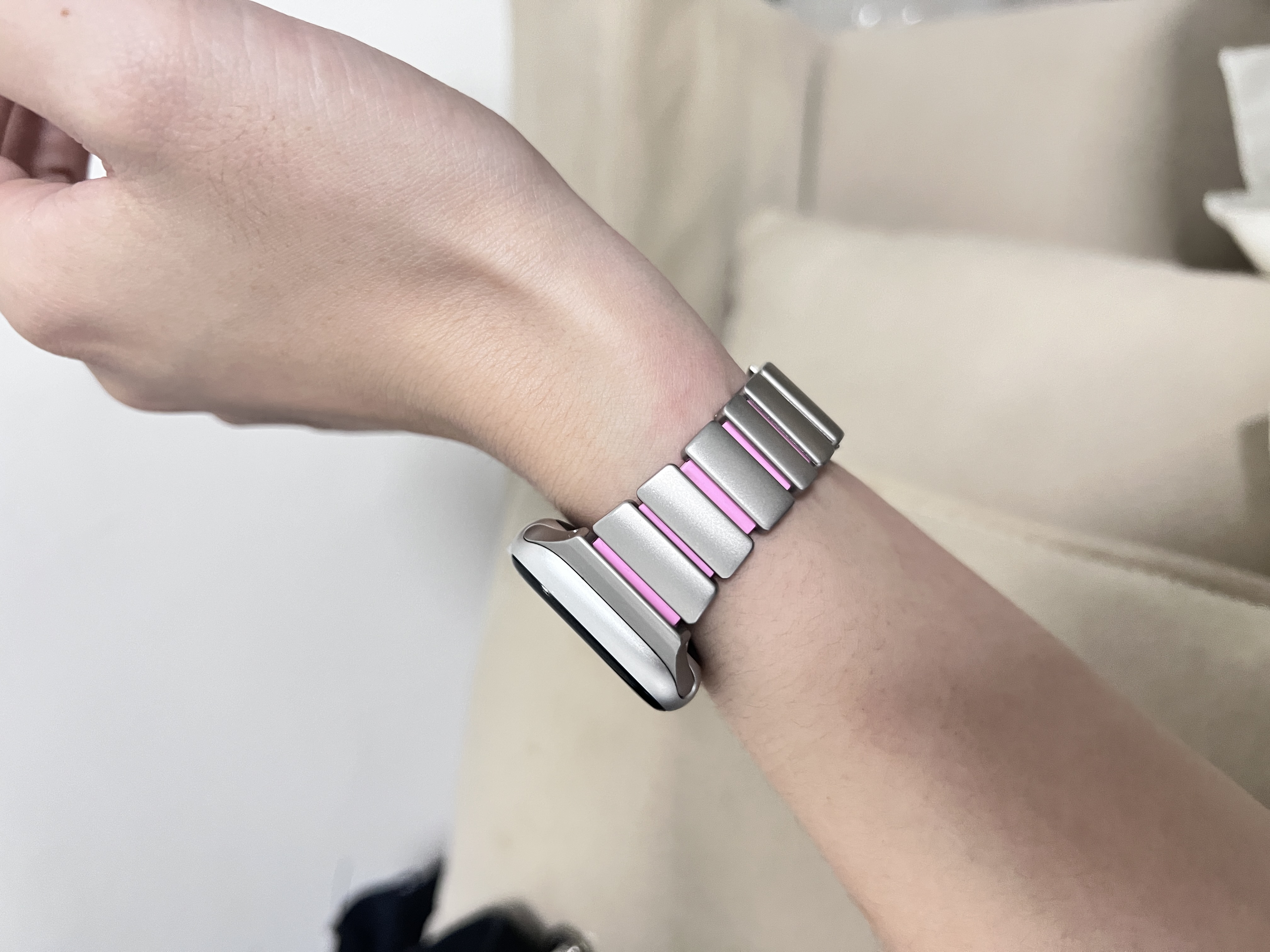 JINGZ品牌原装适用苹果手表s11表带金属apple watch s10磁吸iwatch s9小蛮腰8硅胶女士款不锈钢se夏通勤 新款小蛮腰【星光粉】实心不锈钢 · 液态硅胶 适用iwatch S11/S10【42MM表盘】 实拍图