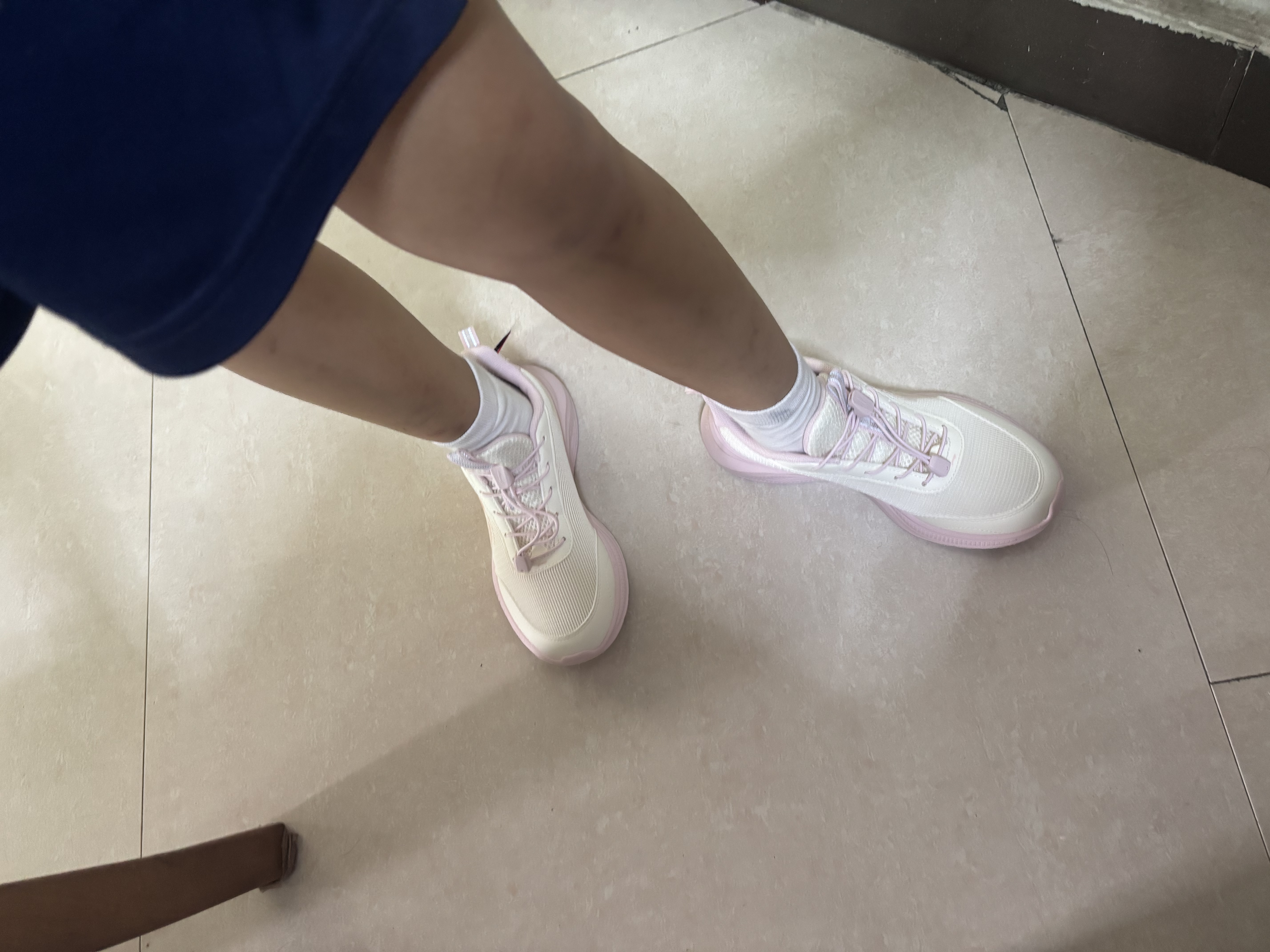 李宁童鞋儿童跑步鞋女大童减震回弹夏季轻盈透气运动鞋35YKFW076-2 实拍图