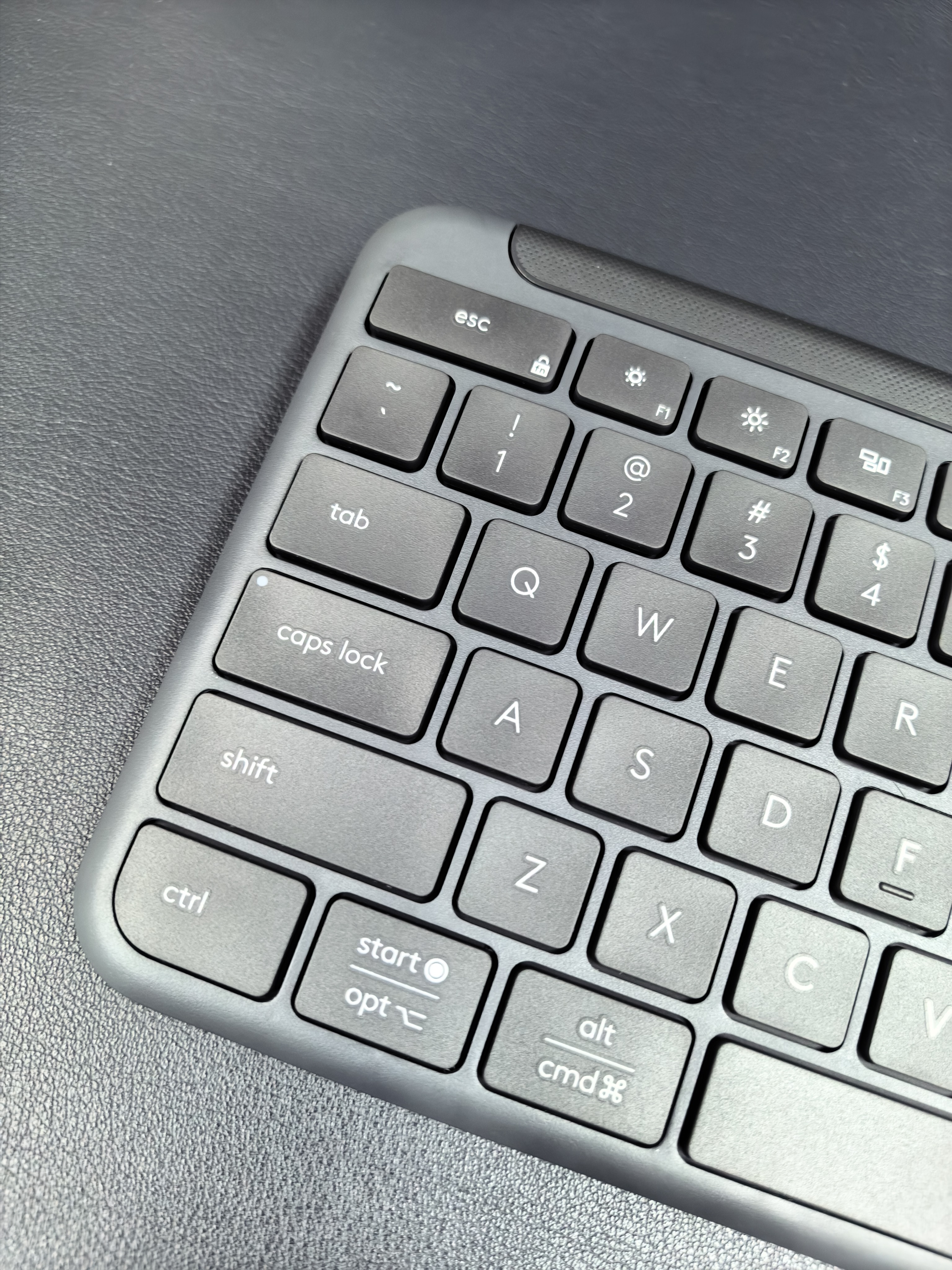 罗技（Logitech）K950无线蓝牙键盘 双模静音键盘办公键盘薄膜笔记本电脑Mac平板ipad键盘 108键全尺寸家用超薄便携 石墨黑 实拍图
