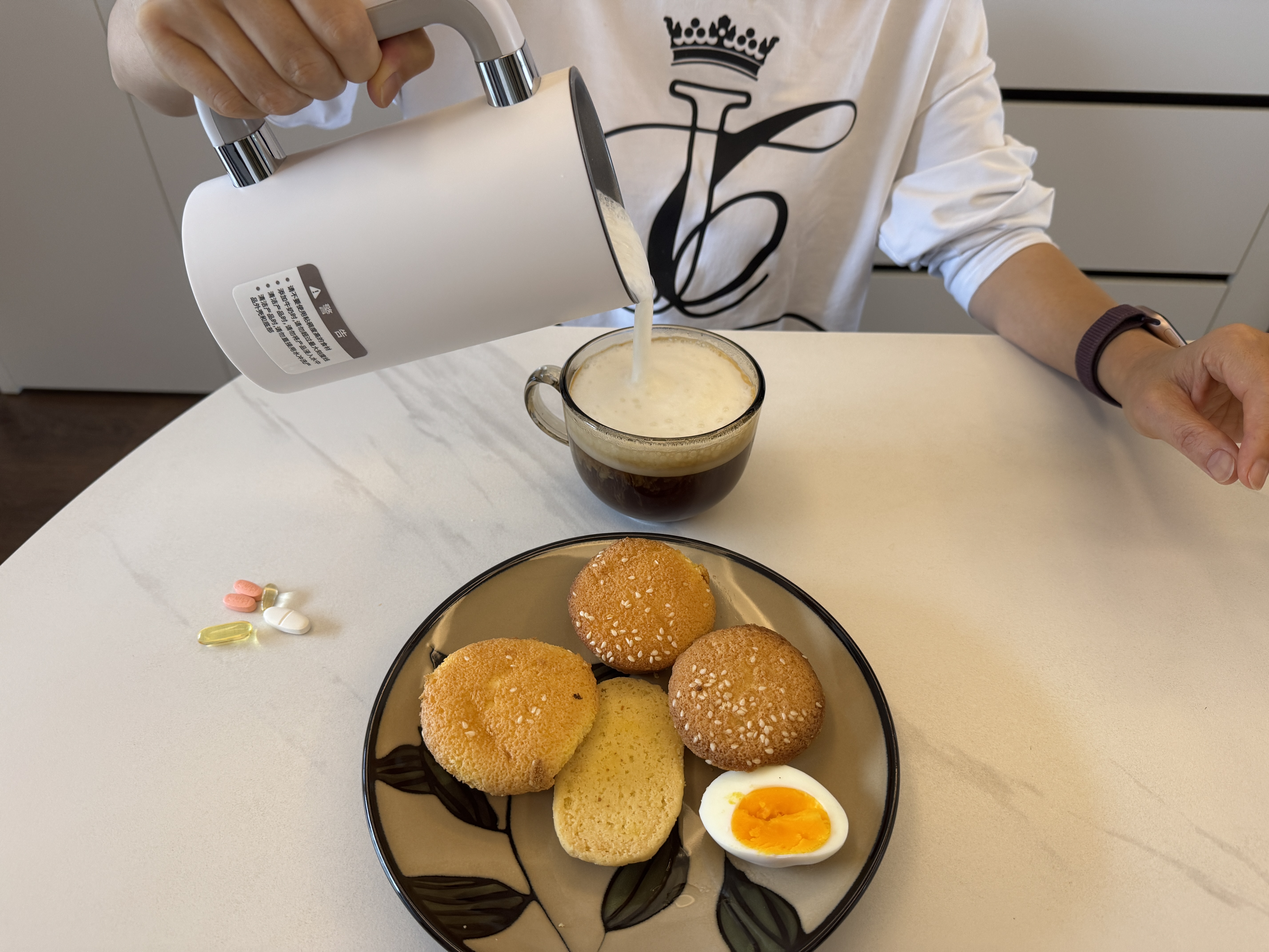 膳魔师（THERMOS）多功能奶泡机电动家用咖啡奶泡杯全自动冷热双用打奶泡器牛奶加热小型便携EHA-5606A-W 实拍图