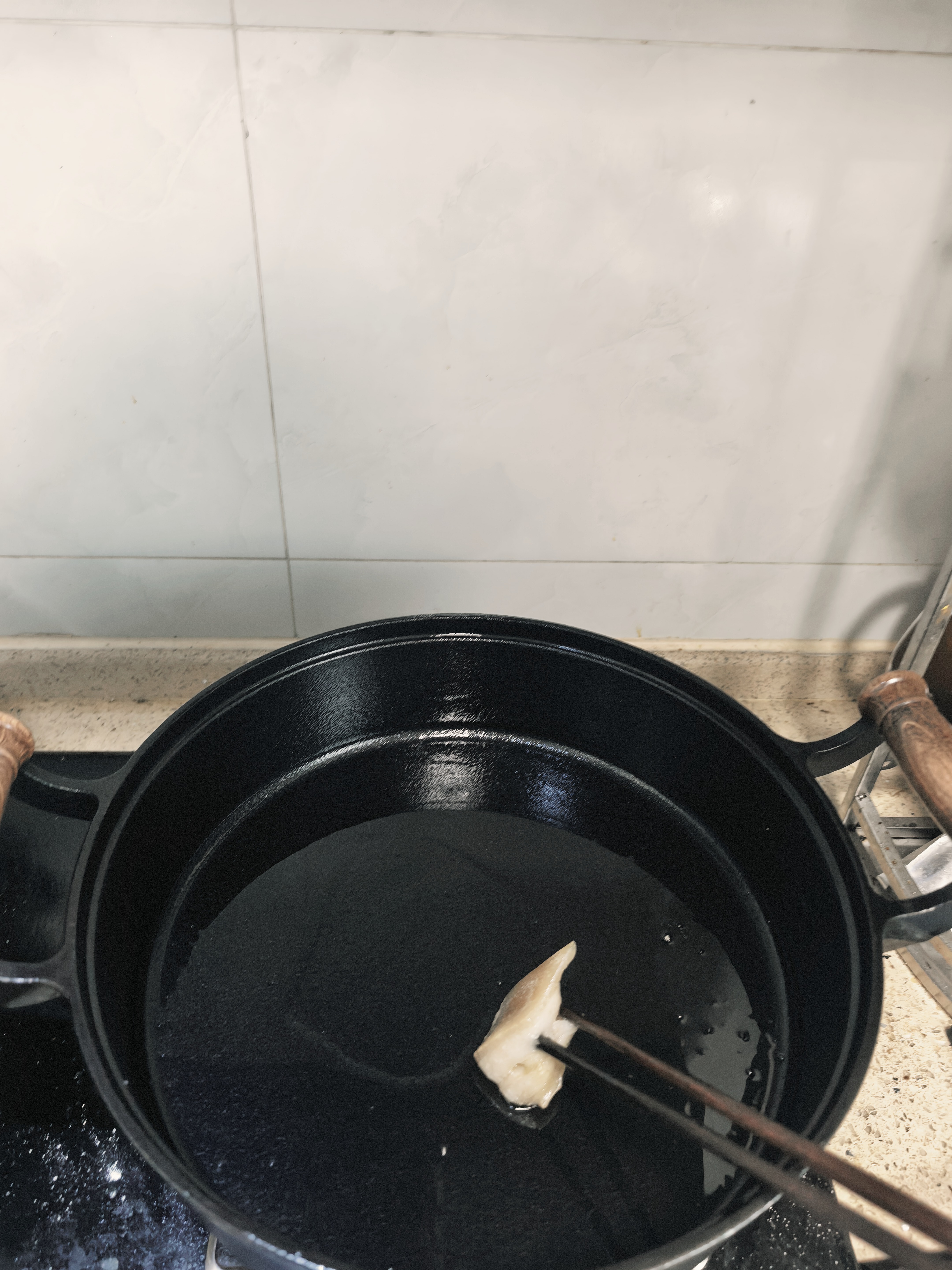 铸彩平底锅煎锅 铸铁加厚加深生铁饼铛无涂层家用水煎包烙饼铛煎锅 木柄双耳煎锅32cm（玻璃盖） 32cm 实拍图