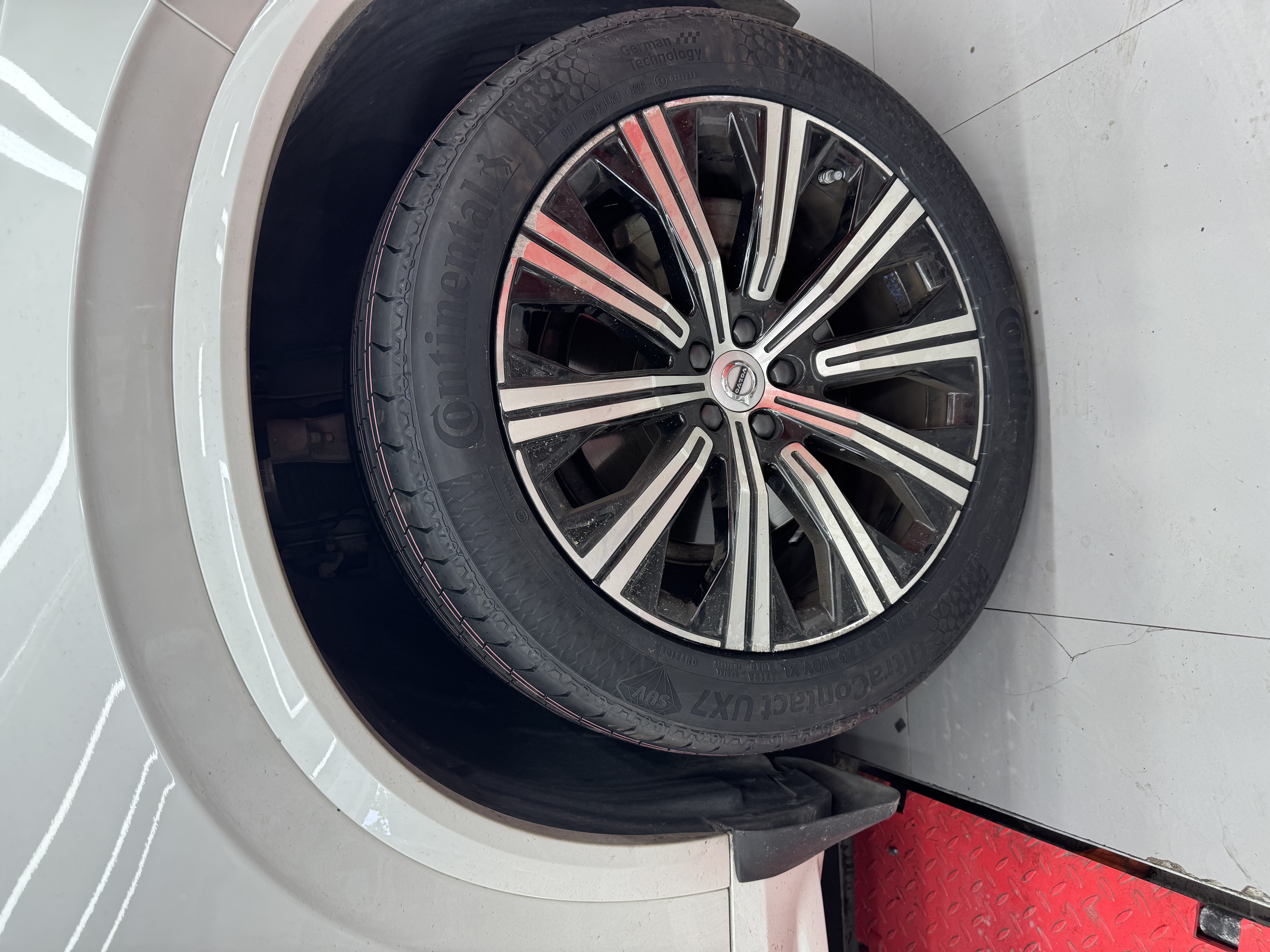 马牌（Continental）汽车轮胎 275/45R20 110Y XL FR UX7 适配沃尔沃 XC90(进口) 实拍图