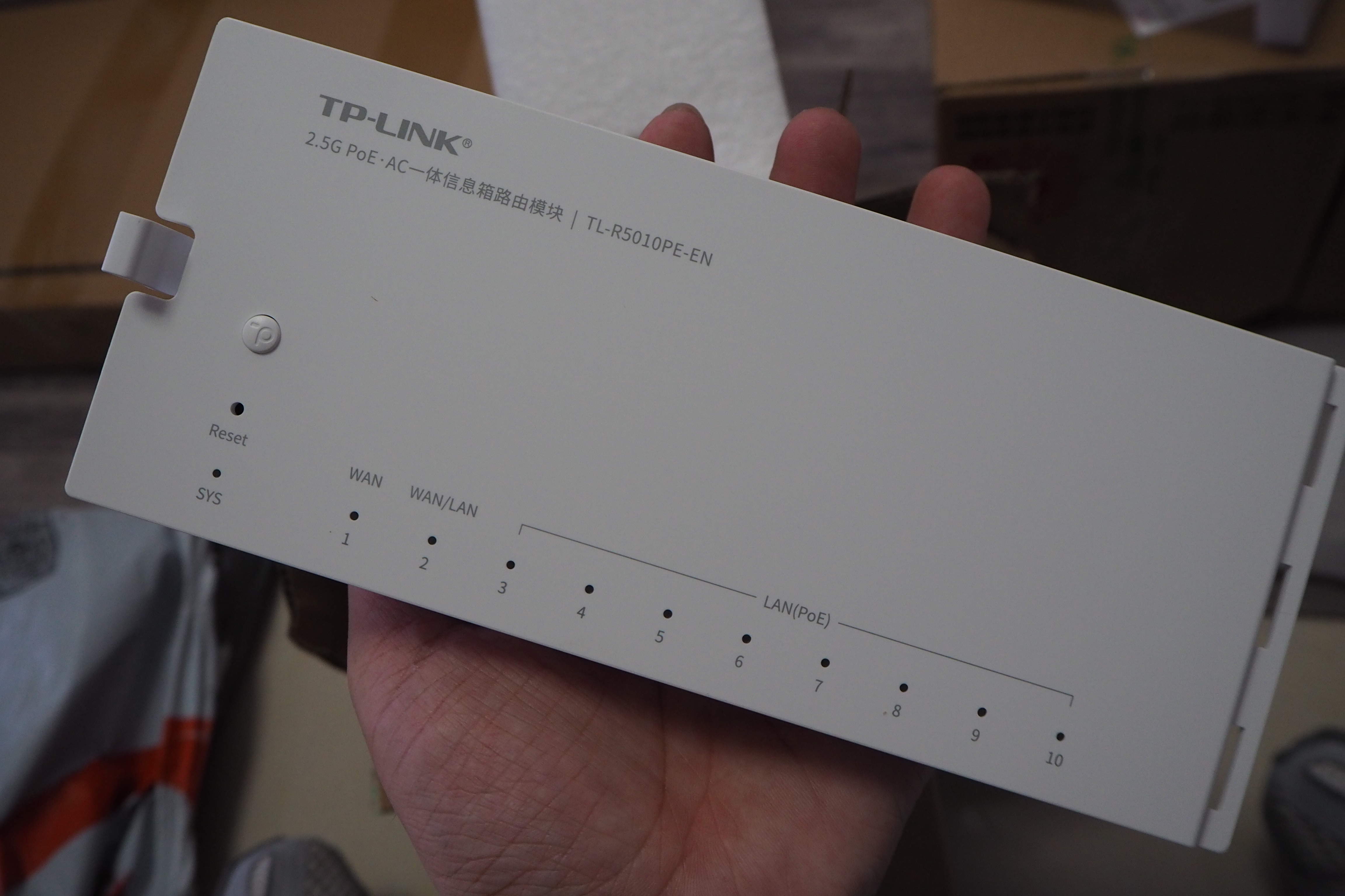 普联（TP-LINK） 2.5G PoE·AC一体信息箱路由模块纯白塑壳免螺钉10个2.5G网口易展组网APP管理TL-R5010PE-EN 实拍图