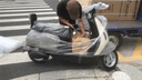 绿源（Luyuan）电动摩托车M7U74公里长续航国民好车60V5块铅酸电池大动力1000W电机电瓶车代步通勤雾状灰 实拍图