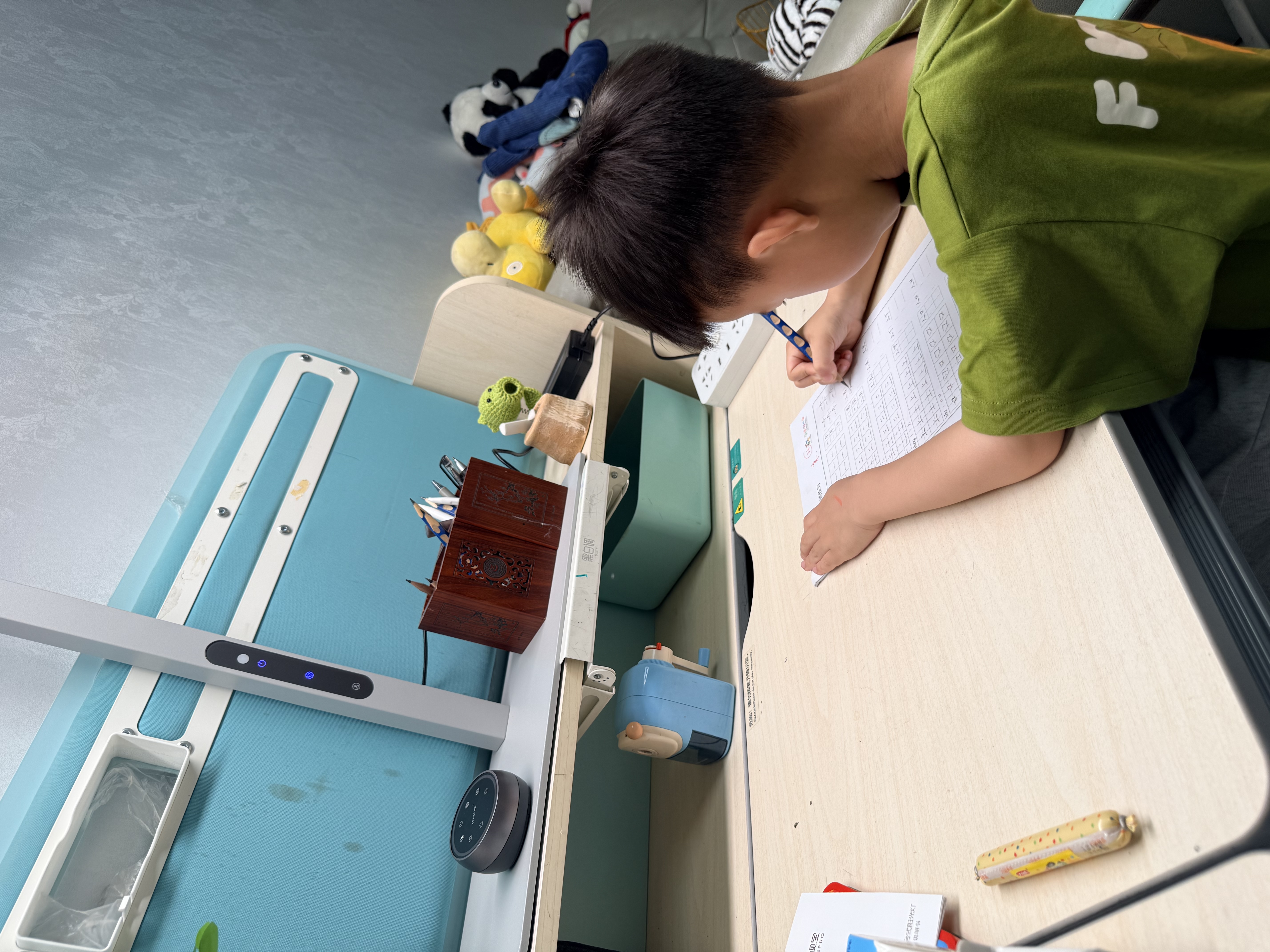 孩视宝国AA桌面大路灯儿童学生台灯护眼学习防蓝光全光谱学习桌专用灯 S01B-100W【升级款】红光+晨活光 实拍图