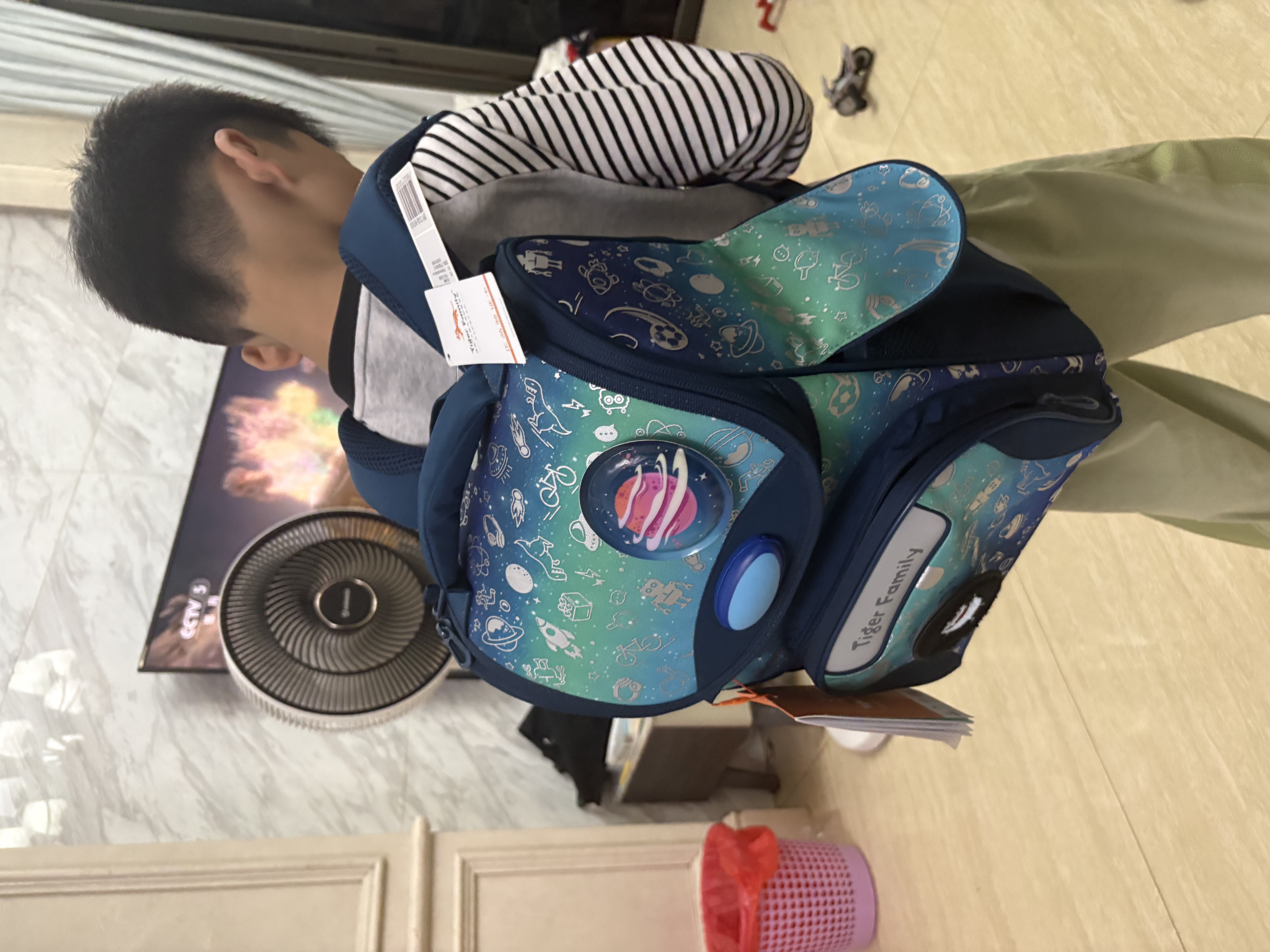 TigerFamily虎米小学生书包1-3年级减负护脊大容量双肩背包 小童【环保配灯】太空世界 #小贵族 实拍图