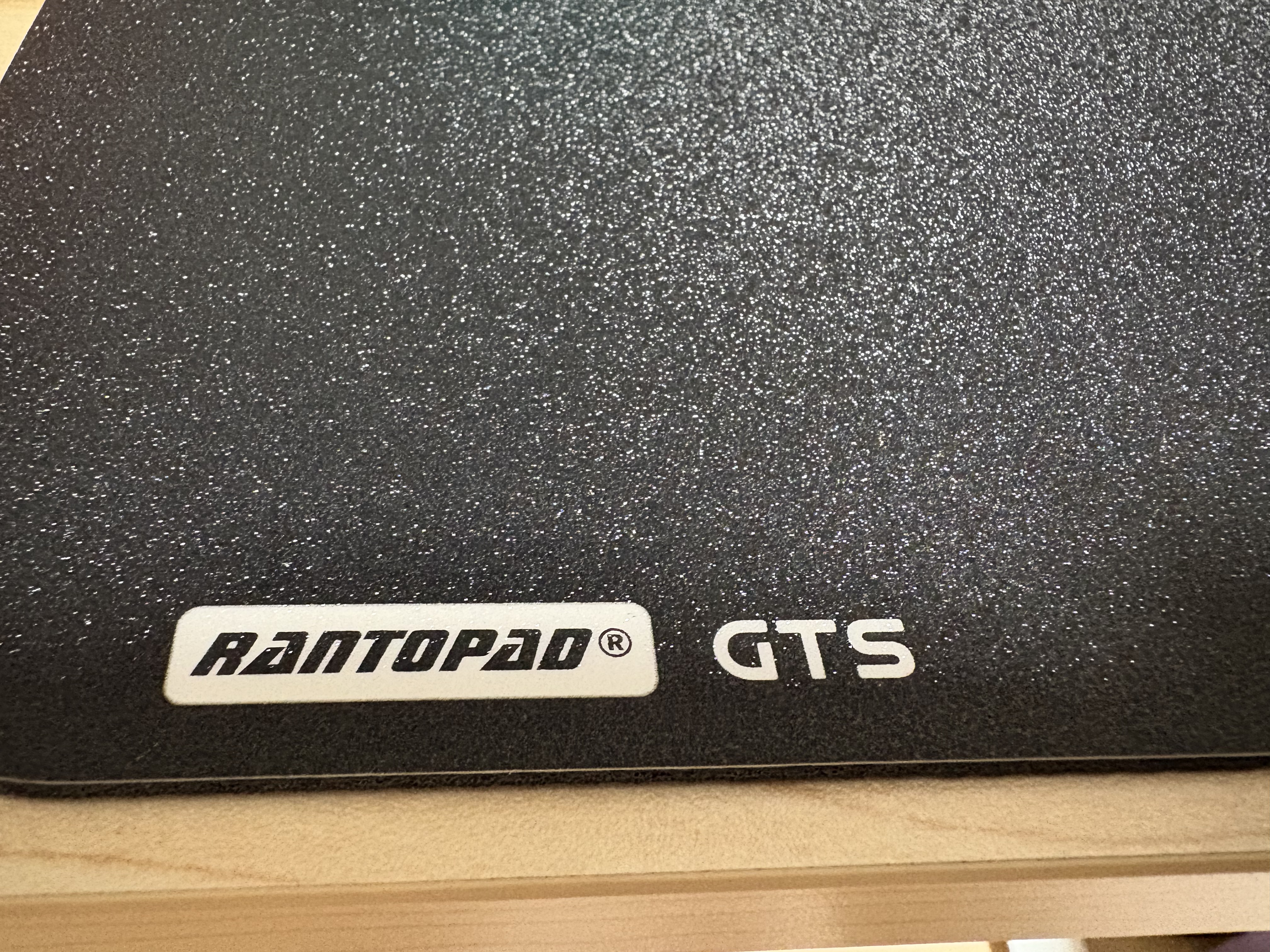 镭拓（Rantopad）GTS磨砂树脂鼠标垫电竞fps顺滑游戏防滑防水防汗硬质胶垫 电脑办公加厚小号桌垫 纯黑无边框 实拍图
