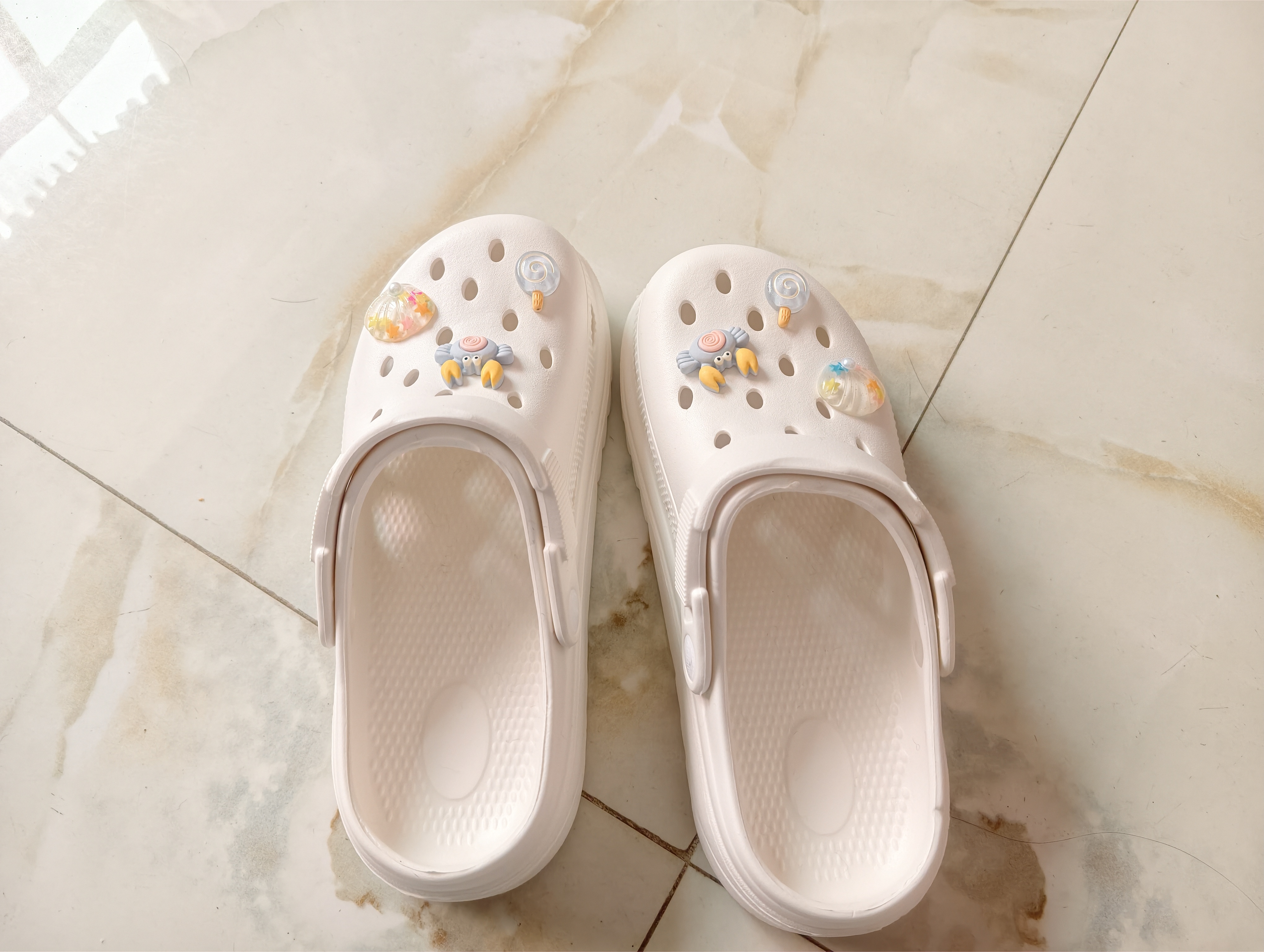 名创优品（MINISO）洞洞鞋男女款EVA夏外穿沙滩凉鞋防滑踩屎感包头情侣 白色+海星 实拍图