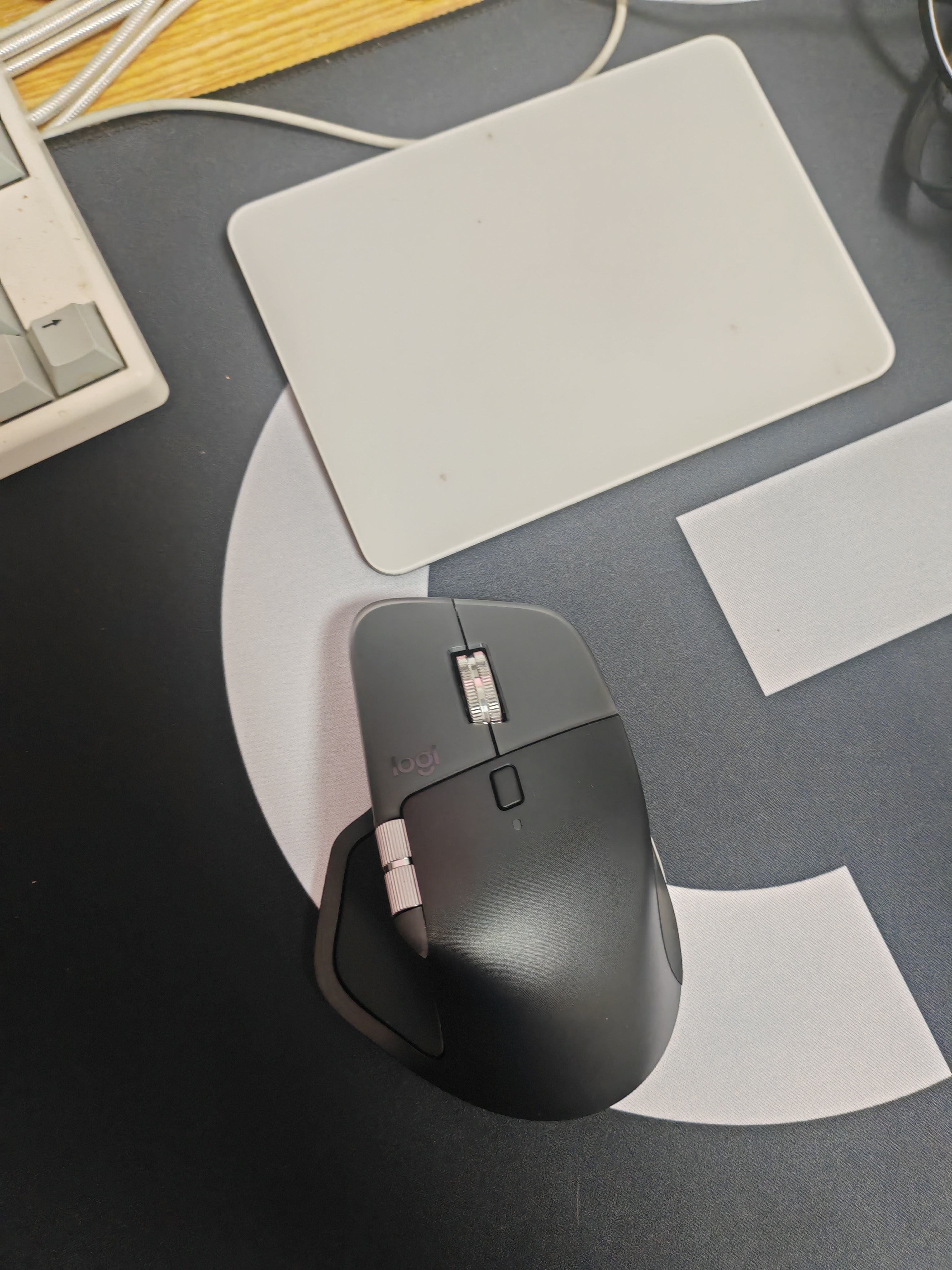 罗技（Logitech）大师系列MX Master 4无线蓝牙办公鼠标双模8K人体工学多设备切换充电电脑笔记本AI智能电磁滚轮mac 【升级】Master4 MAC 黑 实拍图