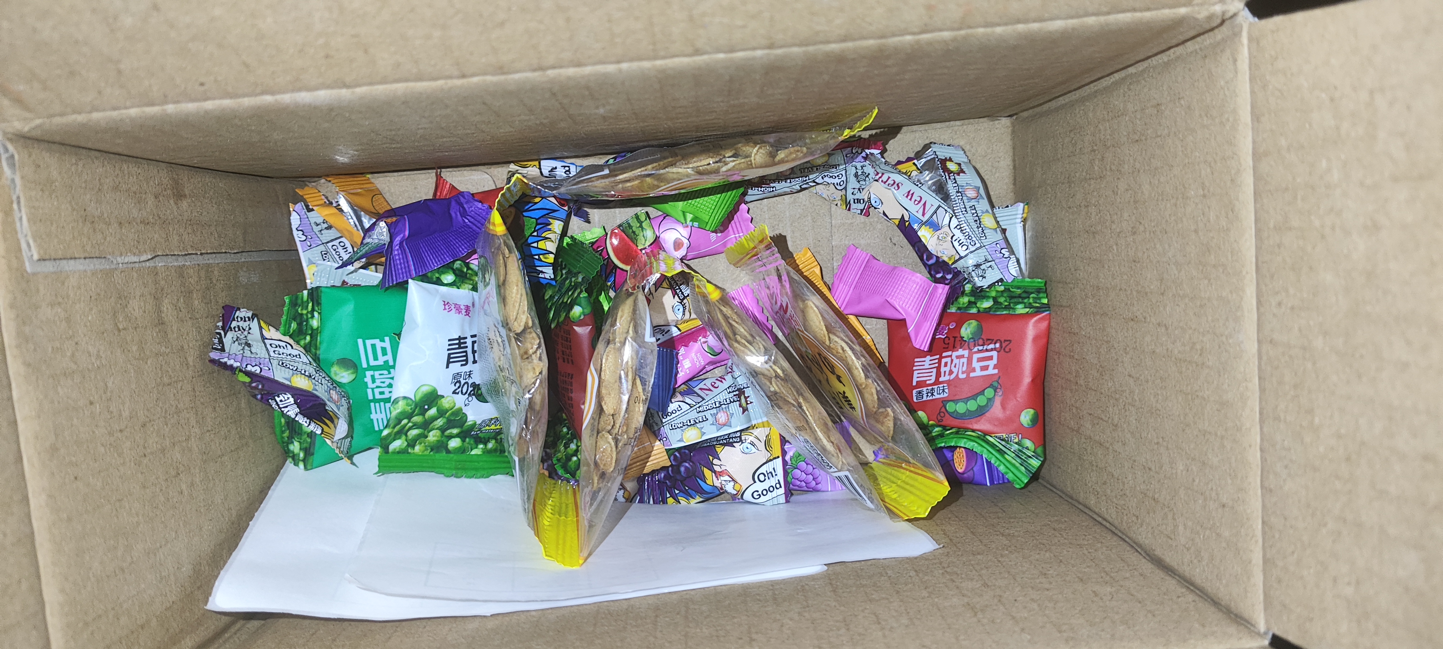【三只松鼠同厂】零食大礼包中式糕点糖果辣条组合休闲零食 【超值礼包】11款共66包（每箱约400g） 1箱装 实拍图