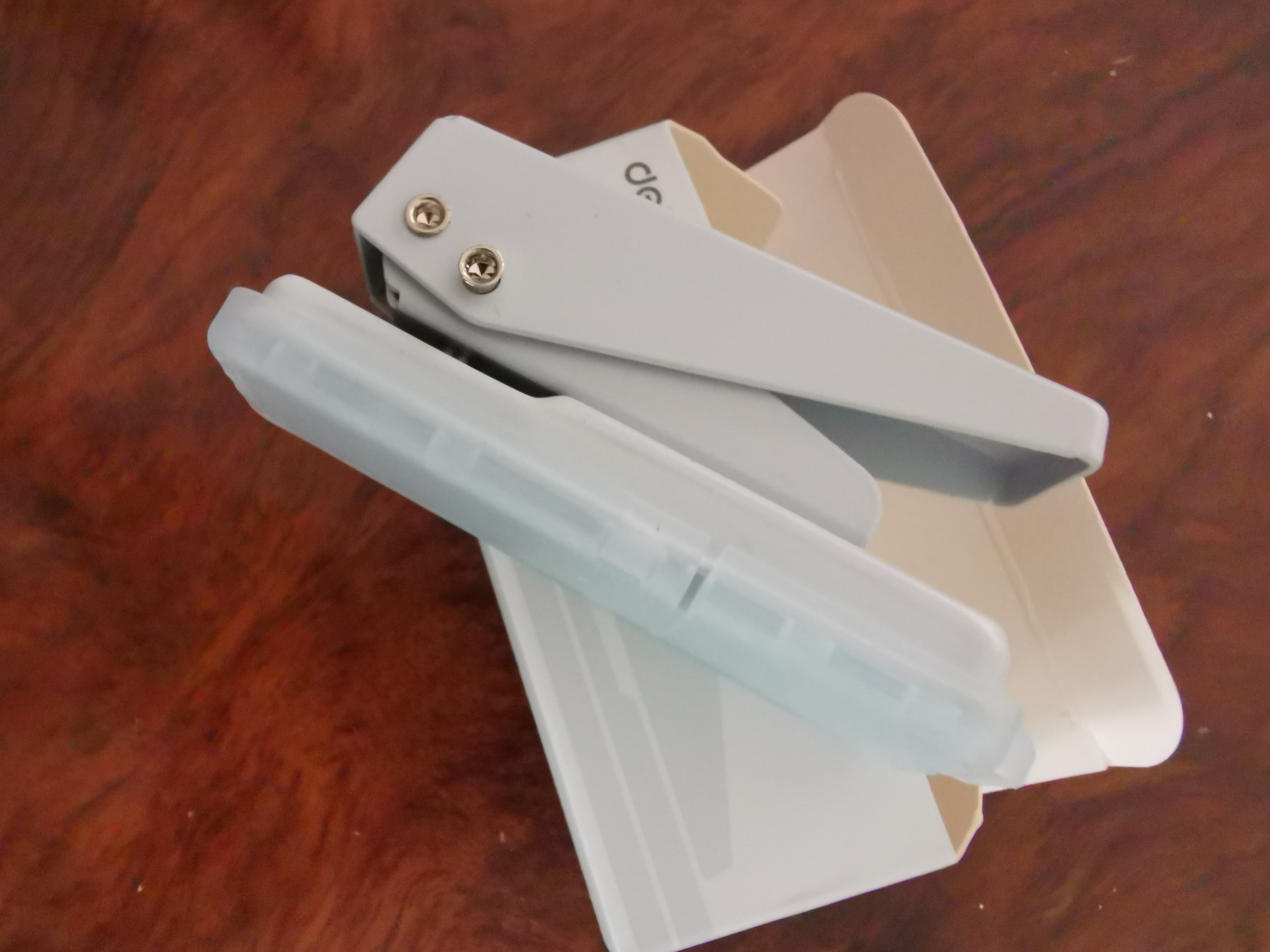 得力（deli）活页打孔器20页单孔金属厚层打孔机打孔器打洞机装订活页环小型A4纸打孔文具办公用品 TA800蓝 实拍图