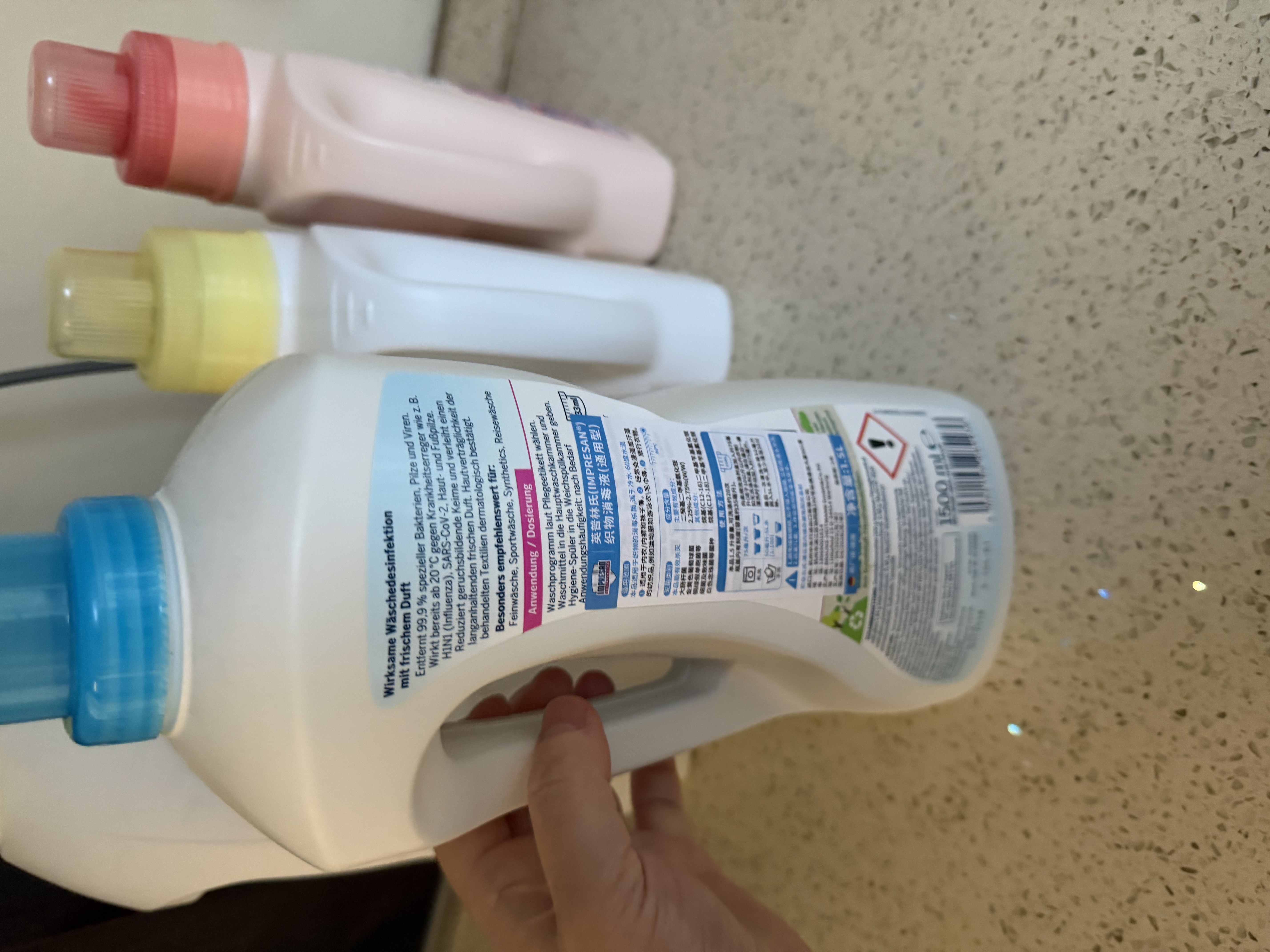 uni三菱【热门商品】 uni-ball UM-100黑色中性笔0.5mm黑笔签字笔商务学生考试专用水性笔套装 5支 实拍图
