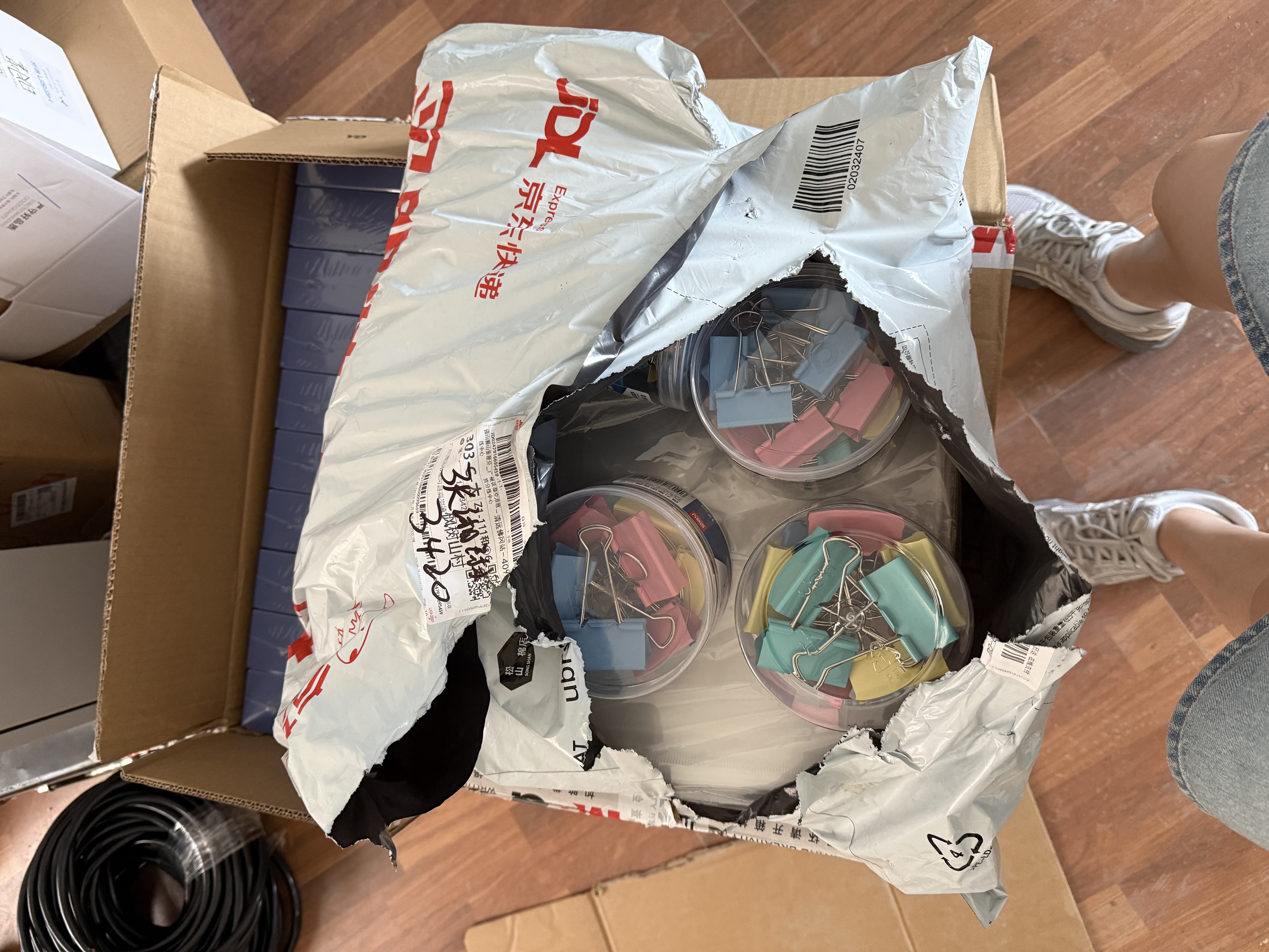 得力（deli）重型订书机/订书器100页经济款大号加厚附1000枚23/13订书钉 TA724+0013 实拍图