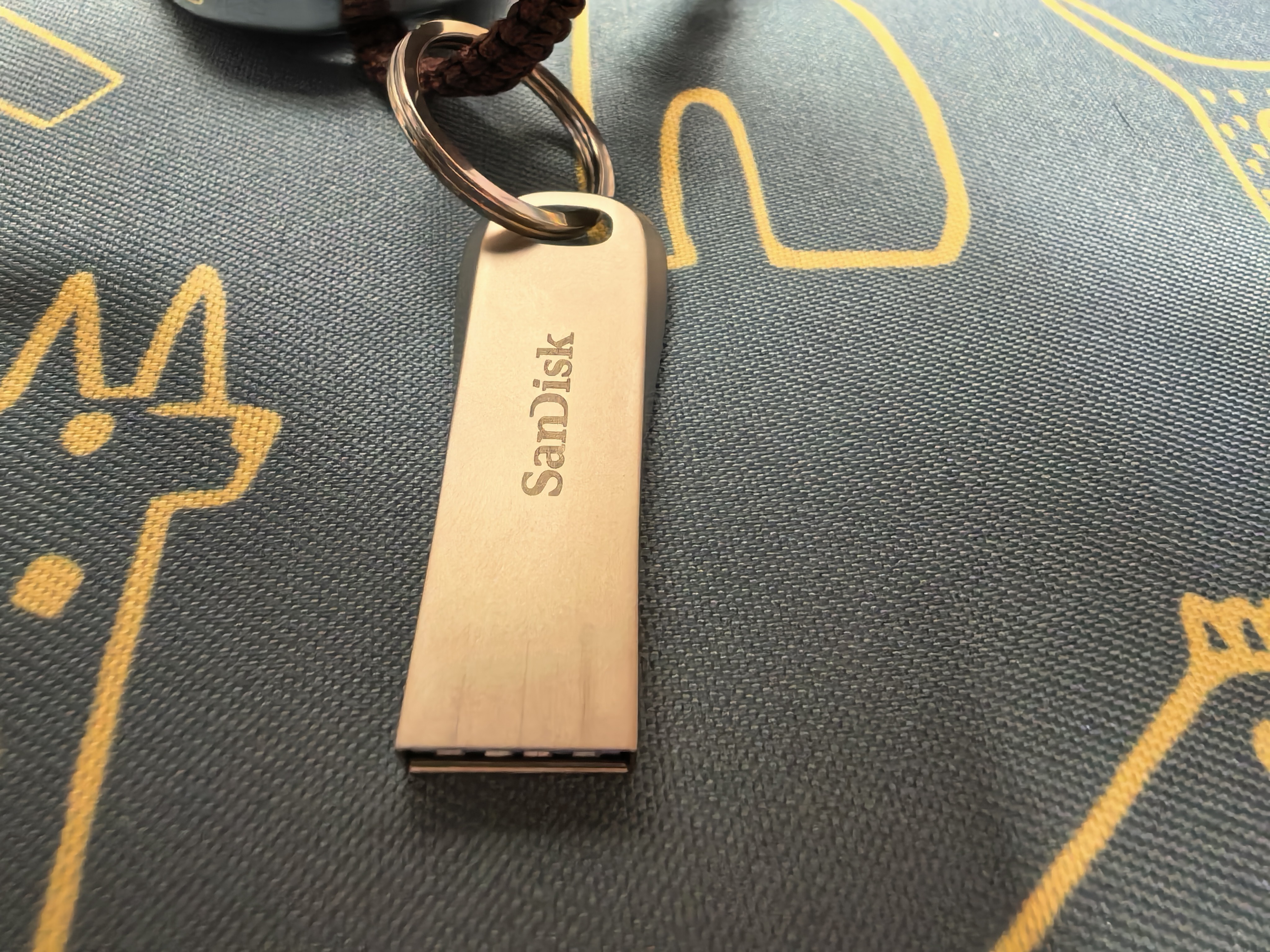 闪迪（SanDisk）1TB USB3.2 U盘 CZ74 读速高达400MB/s 金属高速u盘 安全加密 学习办公投标大容量 实拍图
