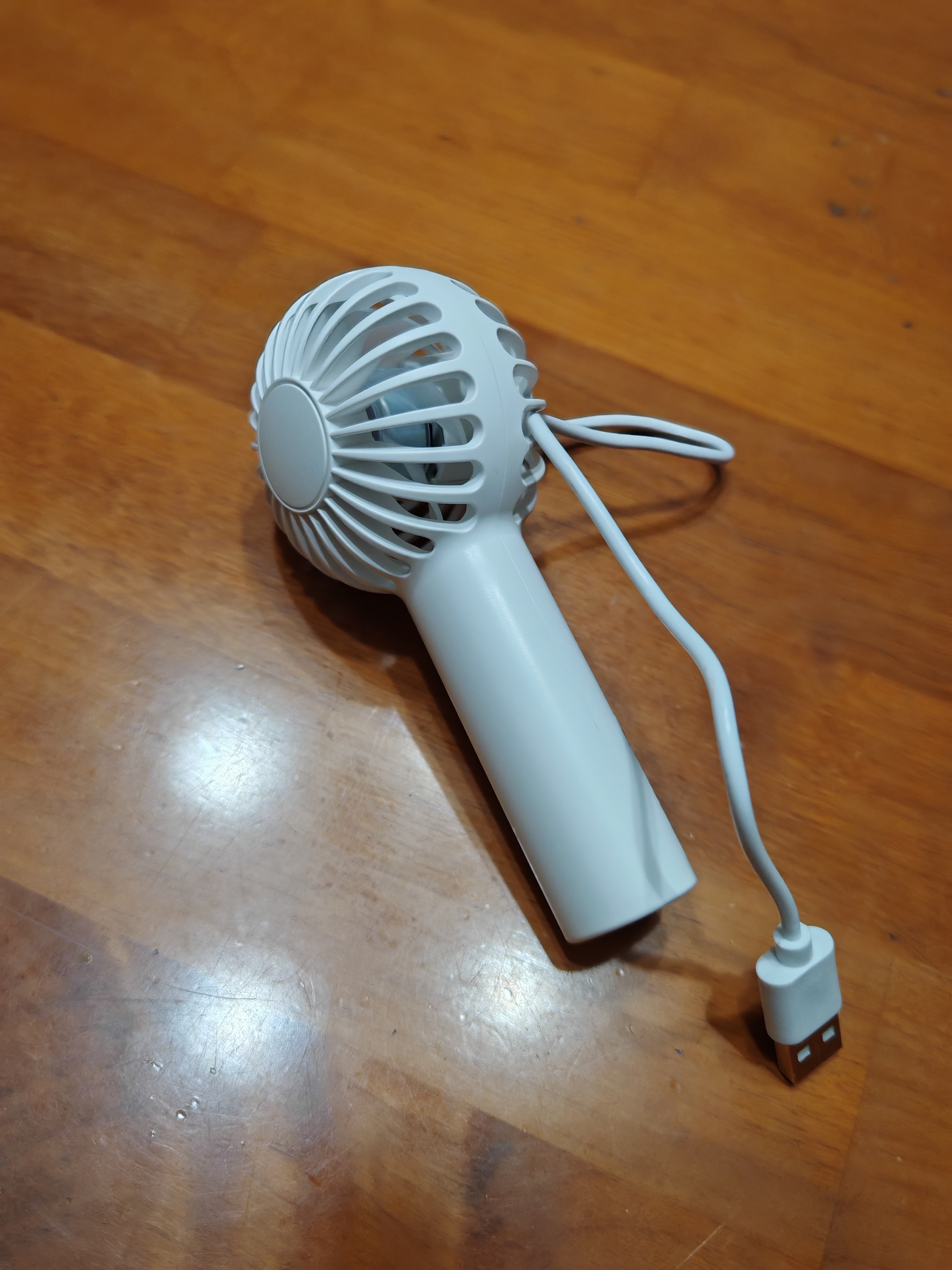 京东京造【静音大风力】冰淇淋mini手持小风扇 便携式小型迷你循环桌面电风扇USB充电 家用户外露营 香草白 实拍图