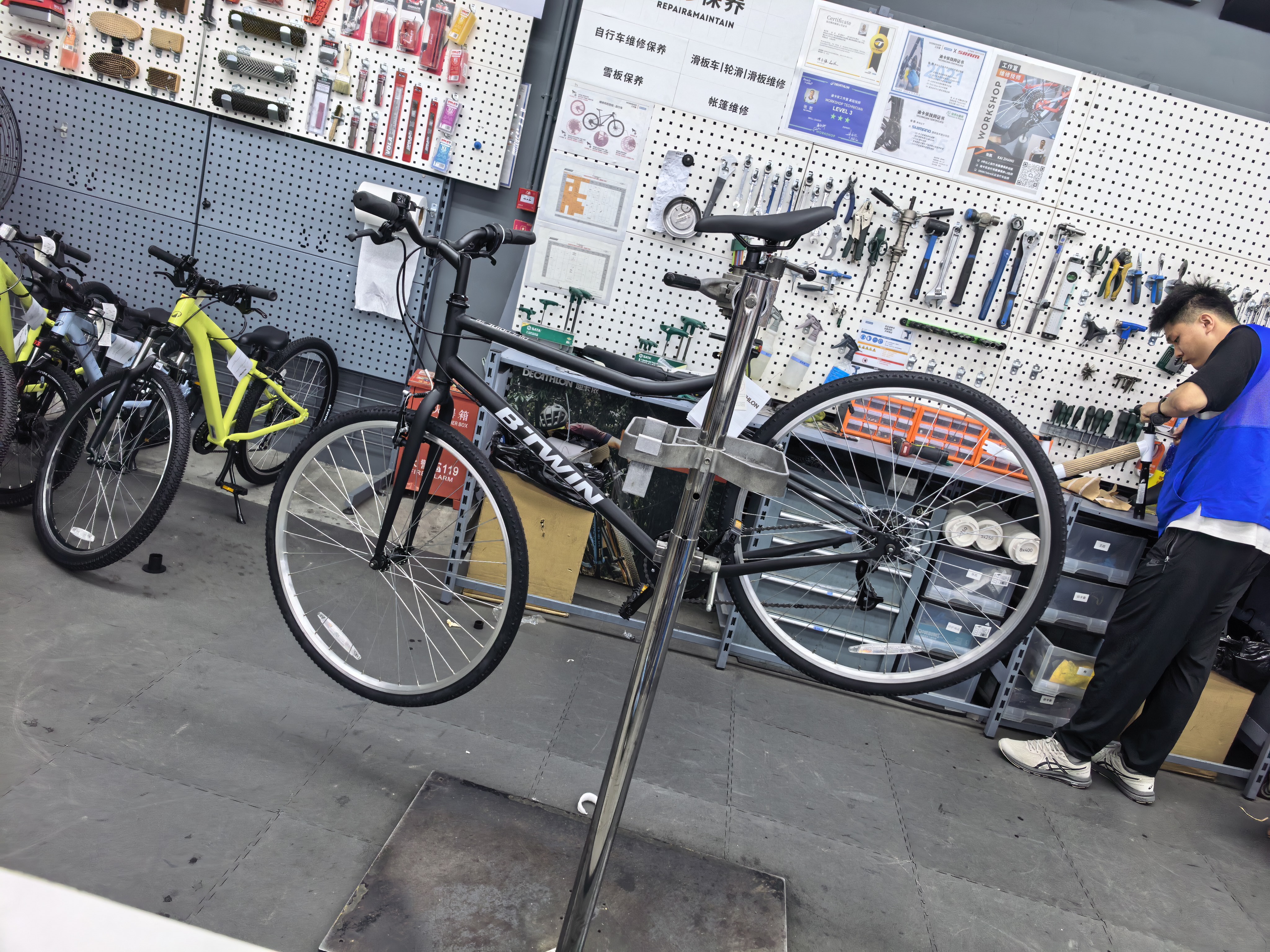 迪卡侬【门店自提】旅行自行车RIVERSIDE100平把钢架公路山地前后钢V刹 磨砂黑 M码 168-182CM 28英寸 实拍图