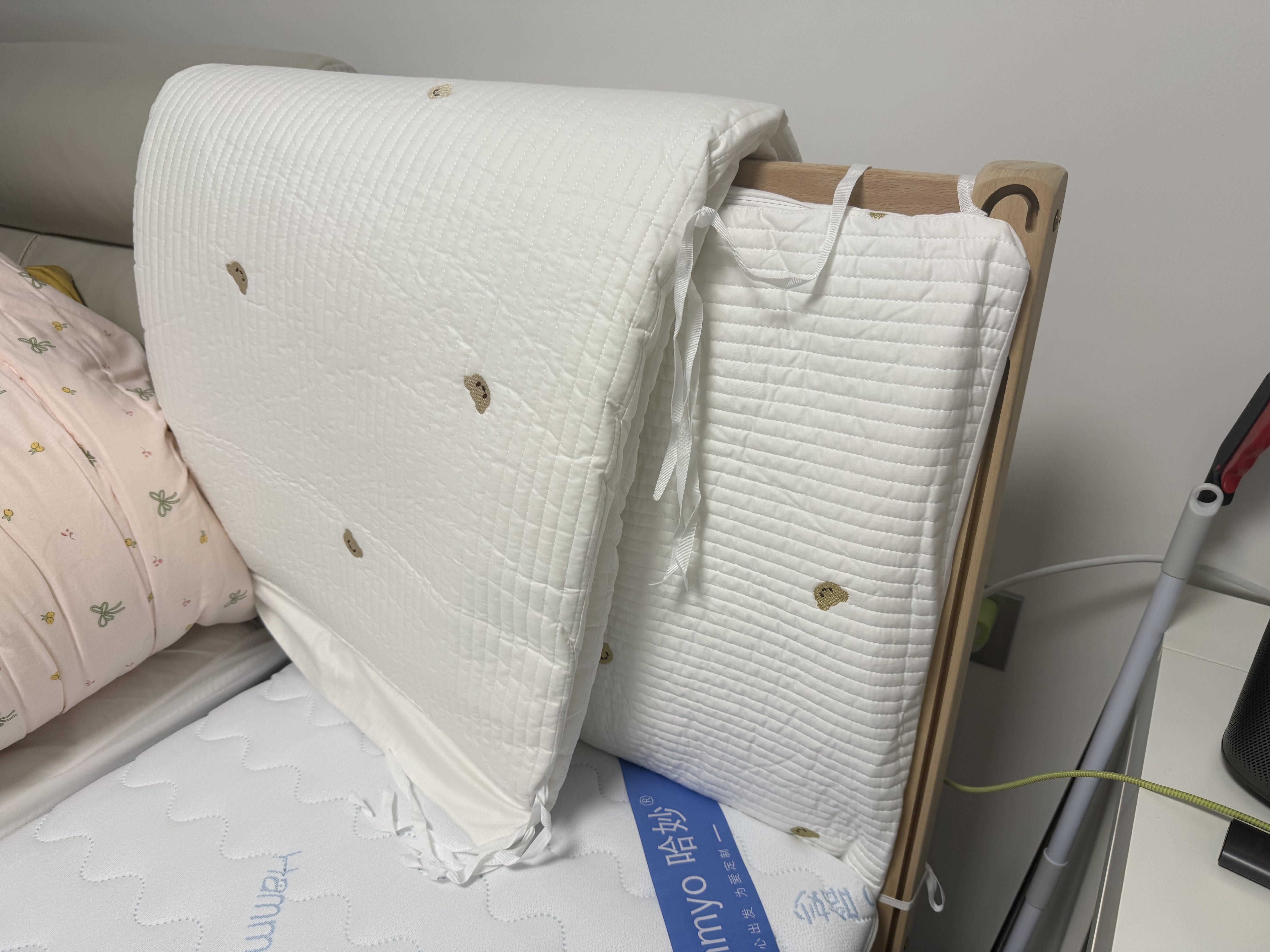 哈妙儿童拼接床实木婴幼儿婴儿床大人可睡无缝连接宝宝床中床儿童床 三面侧升+6CM空气纤维+抗菌床围 外径200*70 实拍图