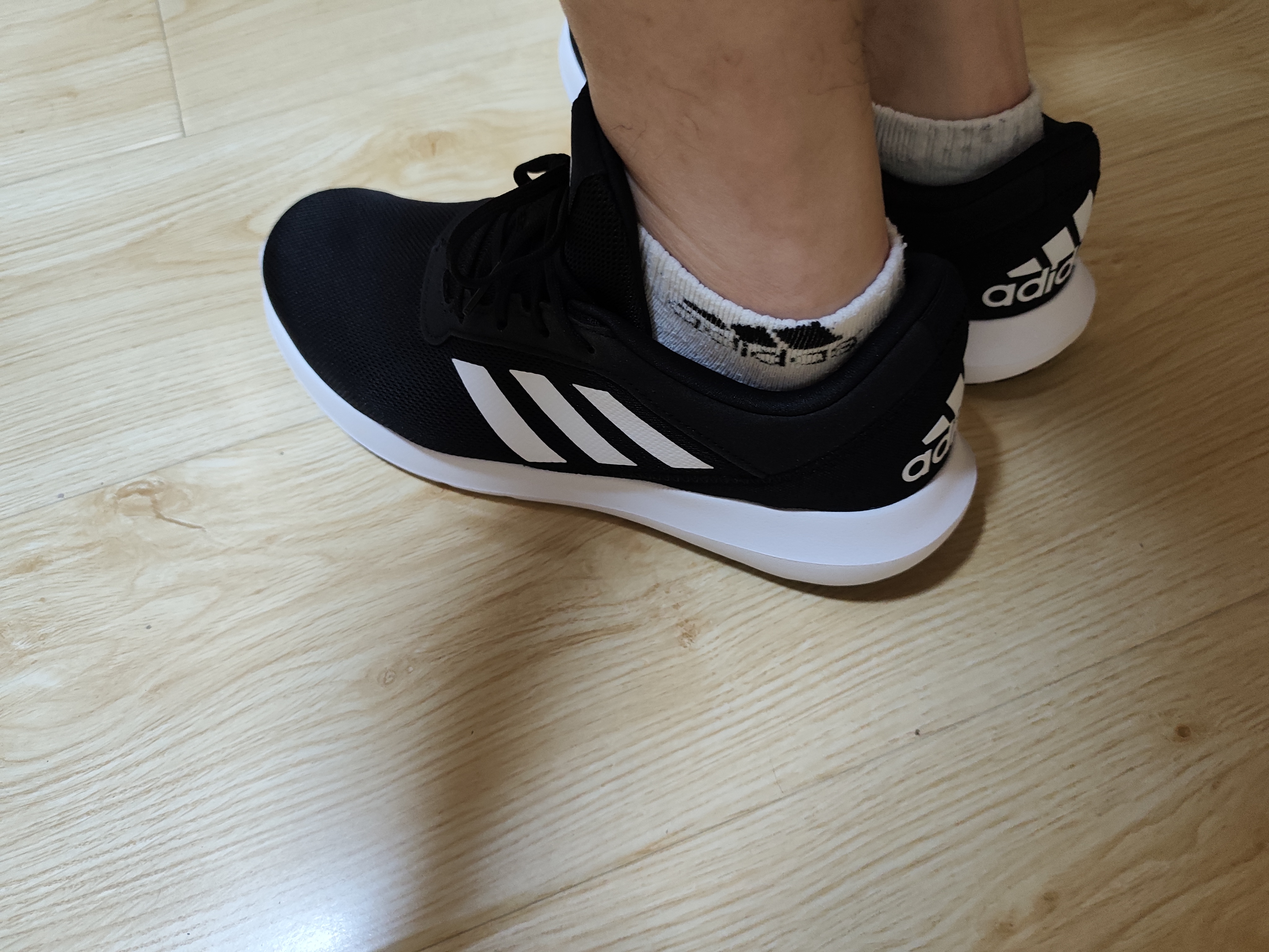 adidas CORERACER随心畅跑网面休闲跑步鞋男子阿迪达斯官方轻运动   黑/白 FX3581   40 实拍图