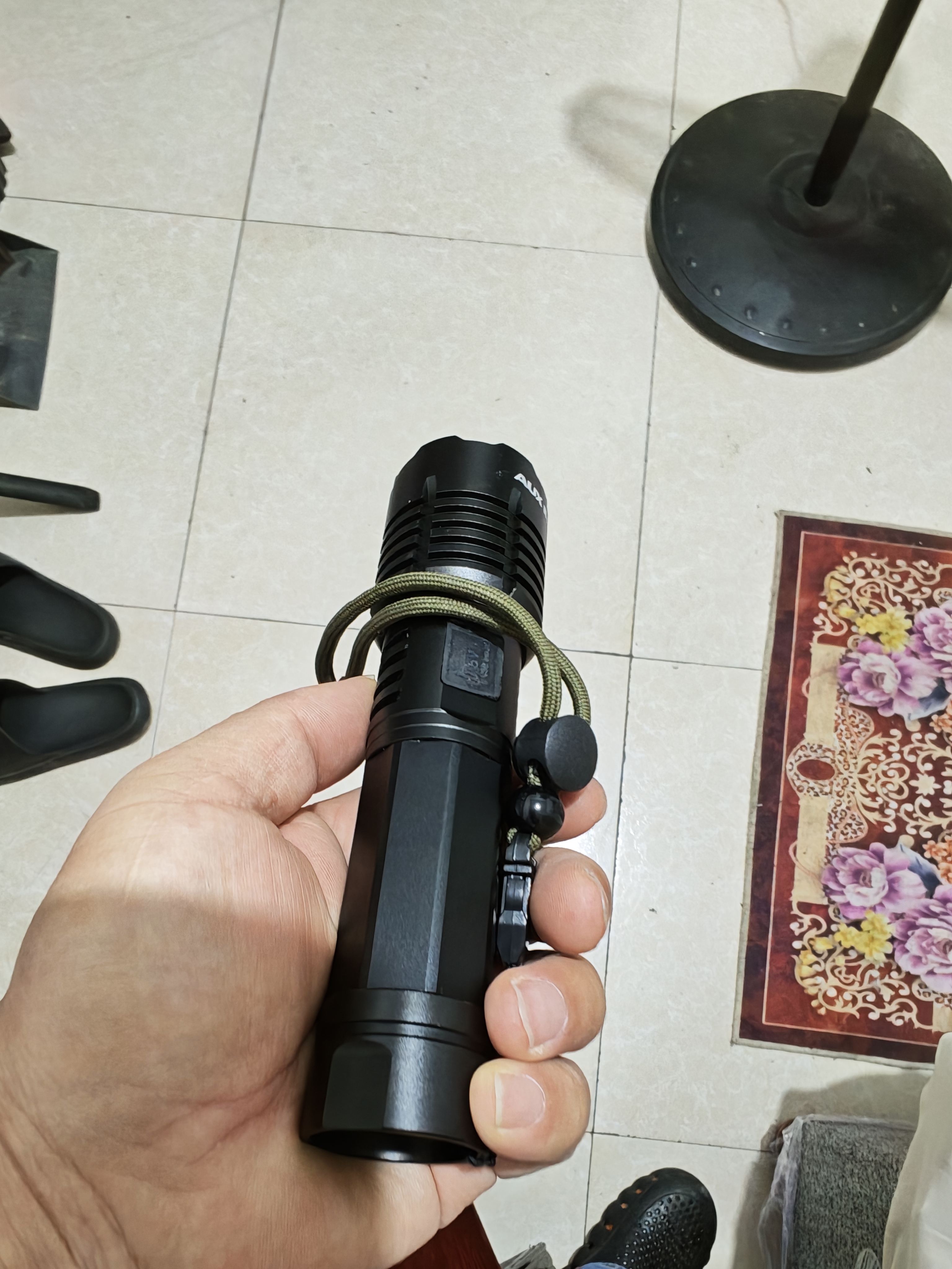 奥克斯强光手电筒超亮户外变焦远射可充电多功能家用防水便携 实拍图