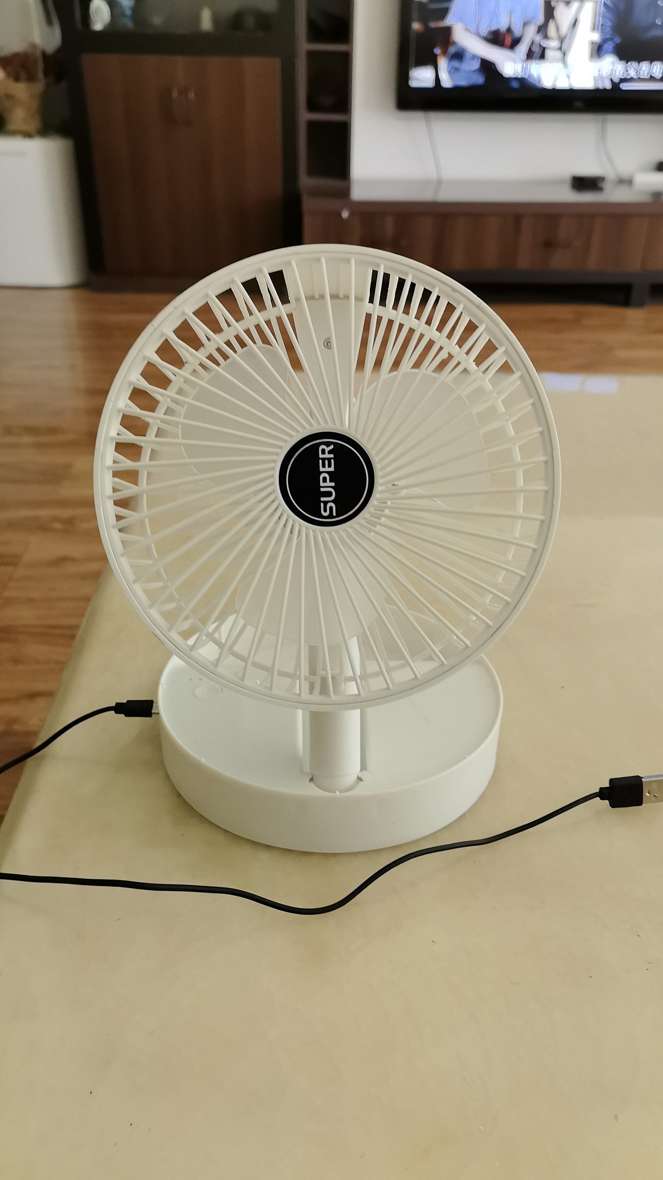 伸缩折叠小风扇家用静音型办公台式USB桌面宿舍大风力无线夏台面落地两用折叠电风扇 象牙白【充电款】3档调节-静音设计 实拍图