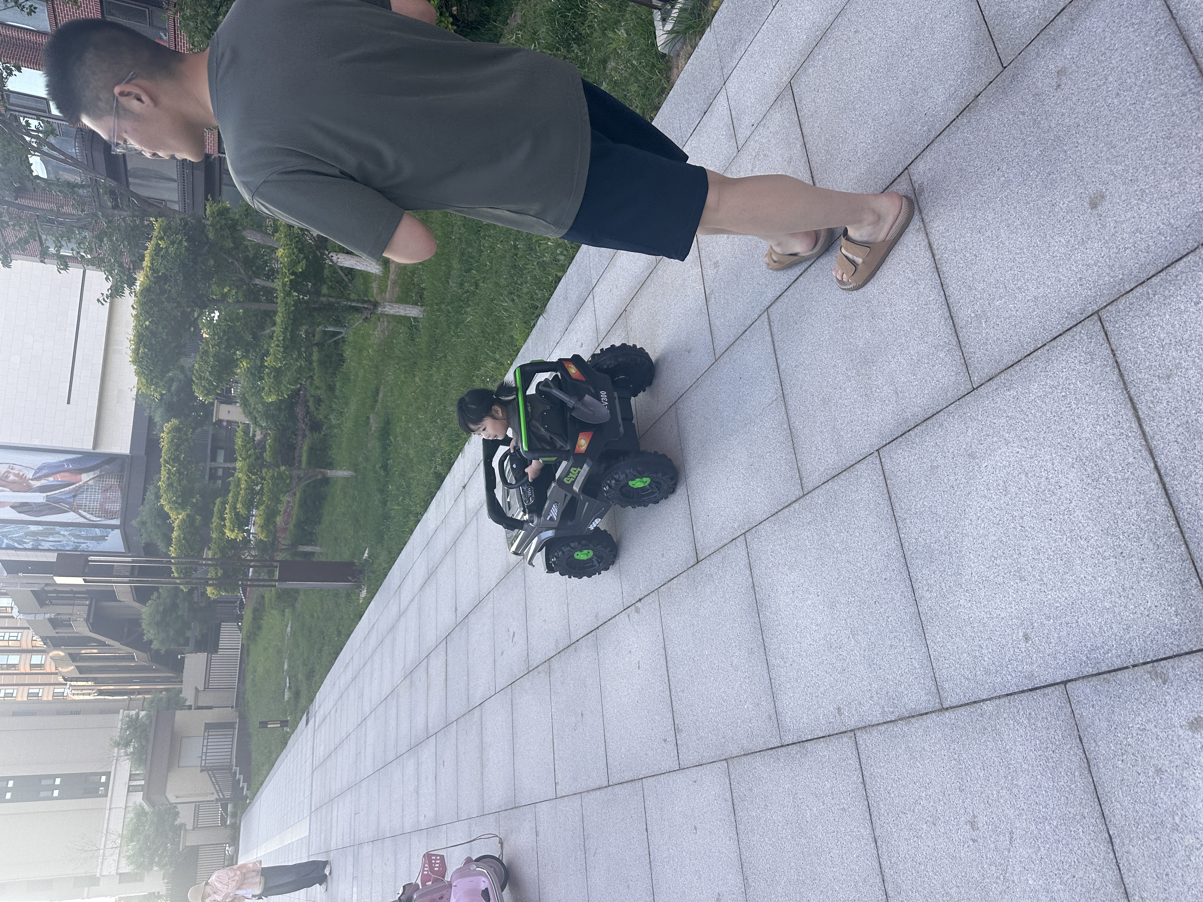 倍贝乐儿童电动车玩具车可坐人四轮带遥控小孩宝宝四驱越野车可驾驶汽车 顶配灰【烤漆四驱12V7+皮座+遥控+蓝牙】 实拍图