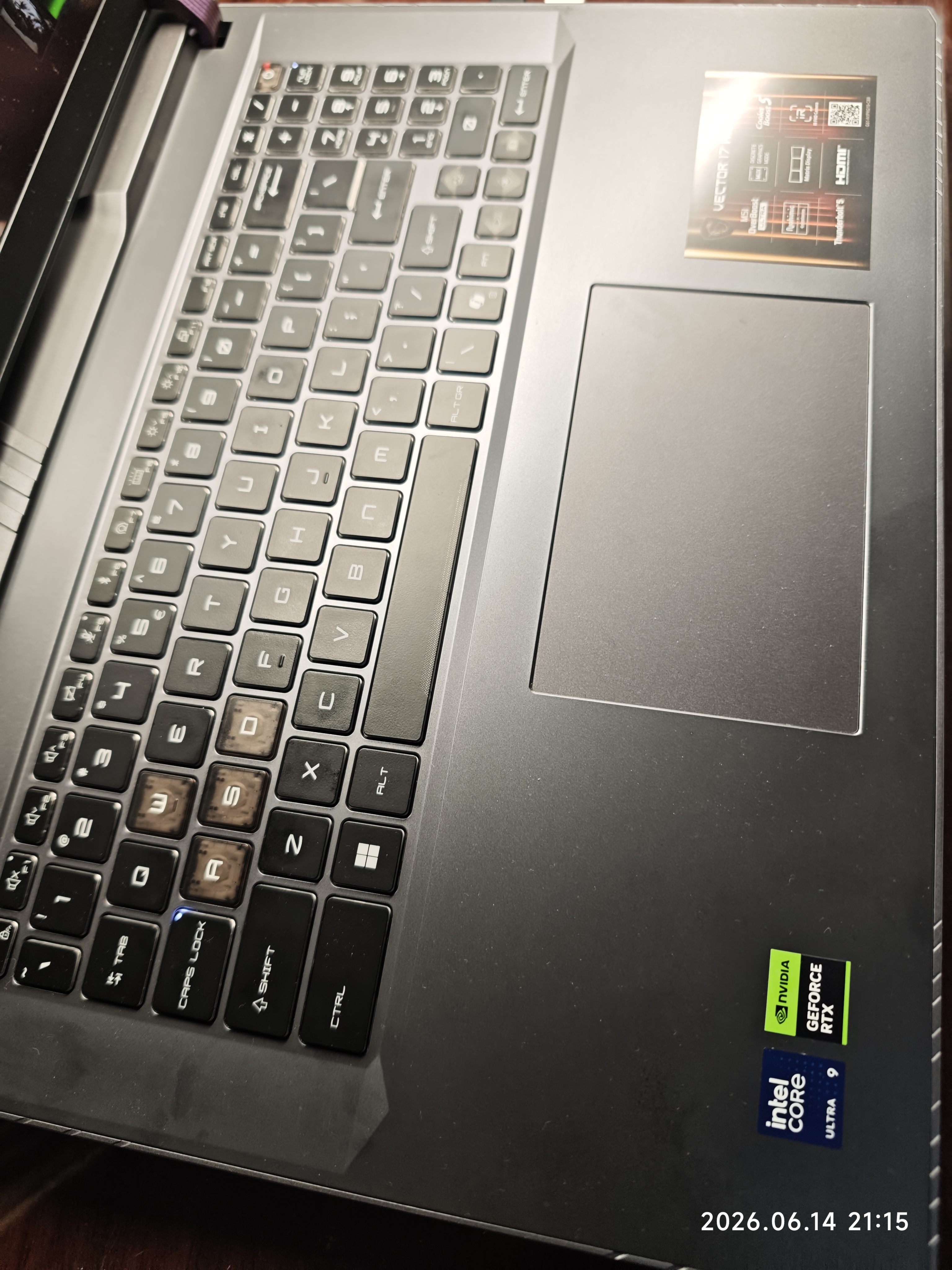 微星（MSI）泰坦17 AI 2025 国家补贴 17英寸游戏本笔记本电脑(Ultra9-275HX RTX5090 32G 2TB 2.5K/240Hz) 实拍图
