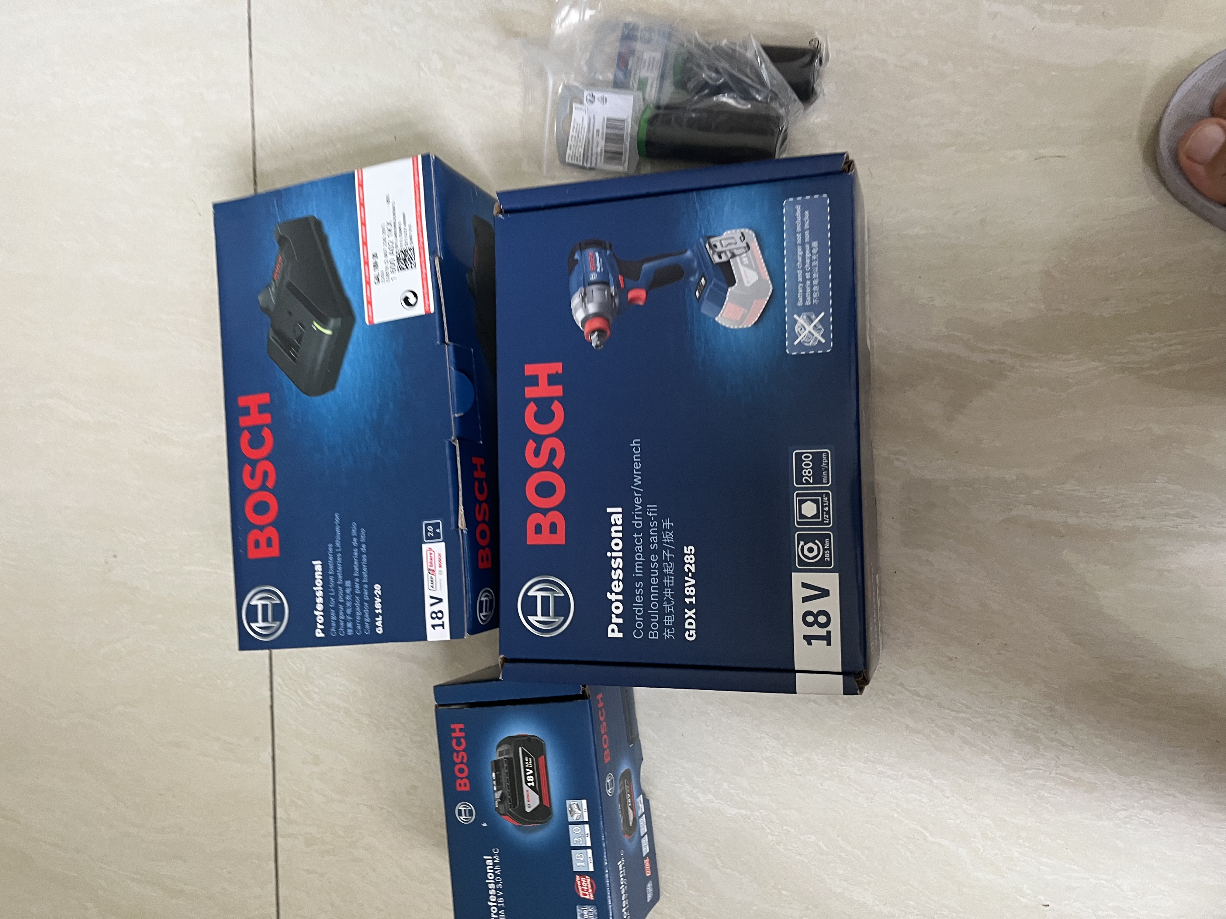 博世（BOSCH）18V无刷锂电冲击扳手285牛米大扭矩GDX18V-285单电3.0Ah套筒套装 实拍图