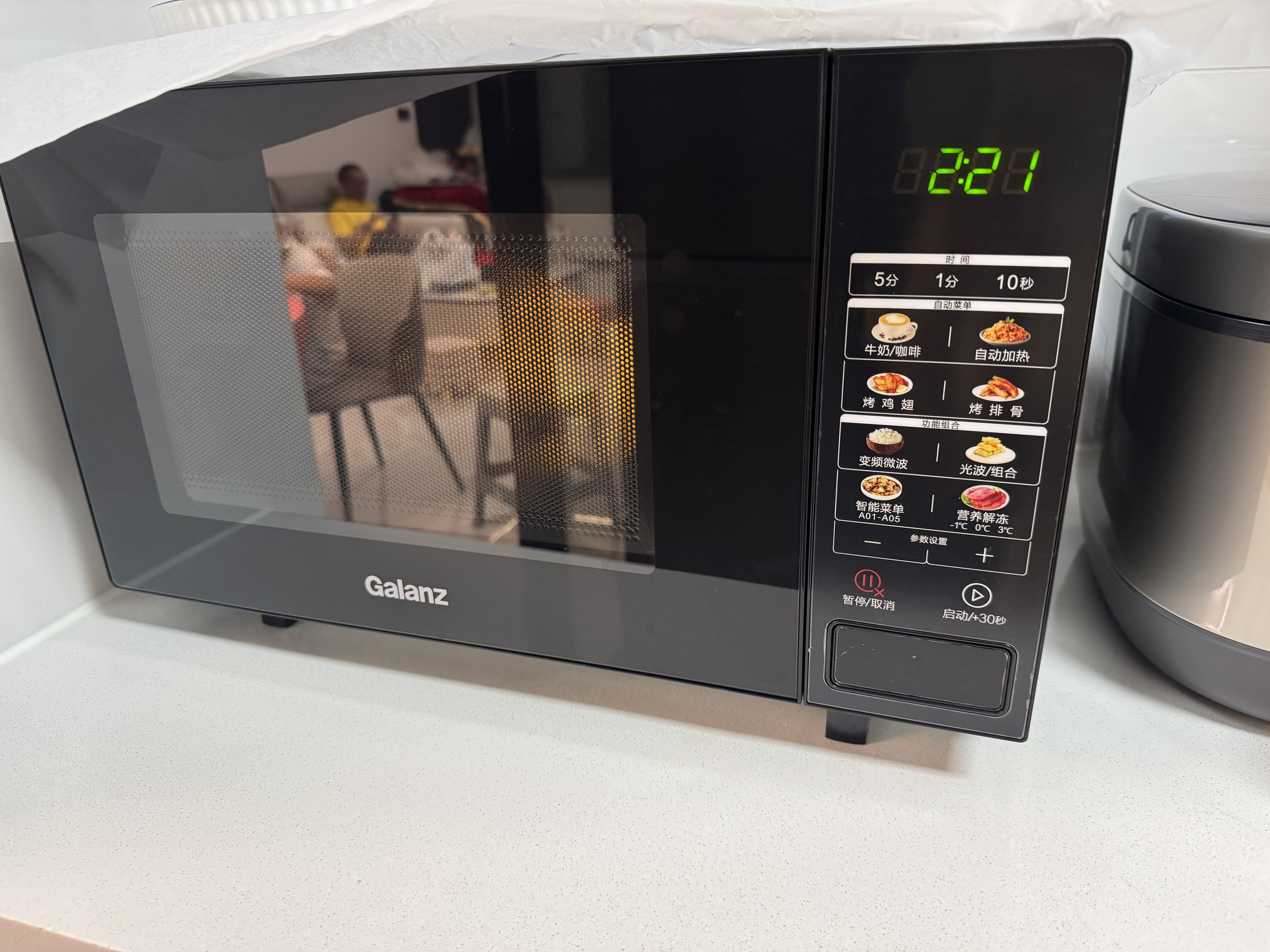 格兰仕（Galanz）变频微波炉烤箱一体机光波炉900瓦大功率速热家用23L大容量平板易清洁省电一级能效智能菜单烧烤 2026新升级彩膜BM1(S2) 实拍图