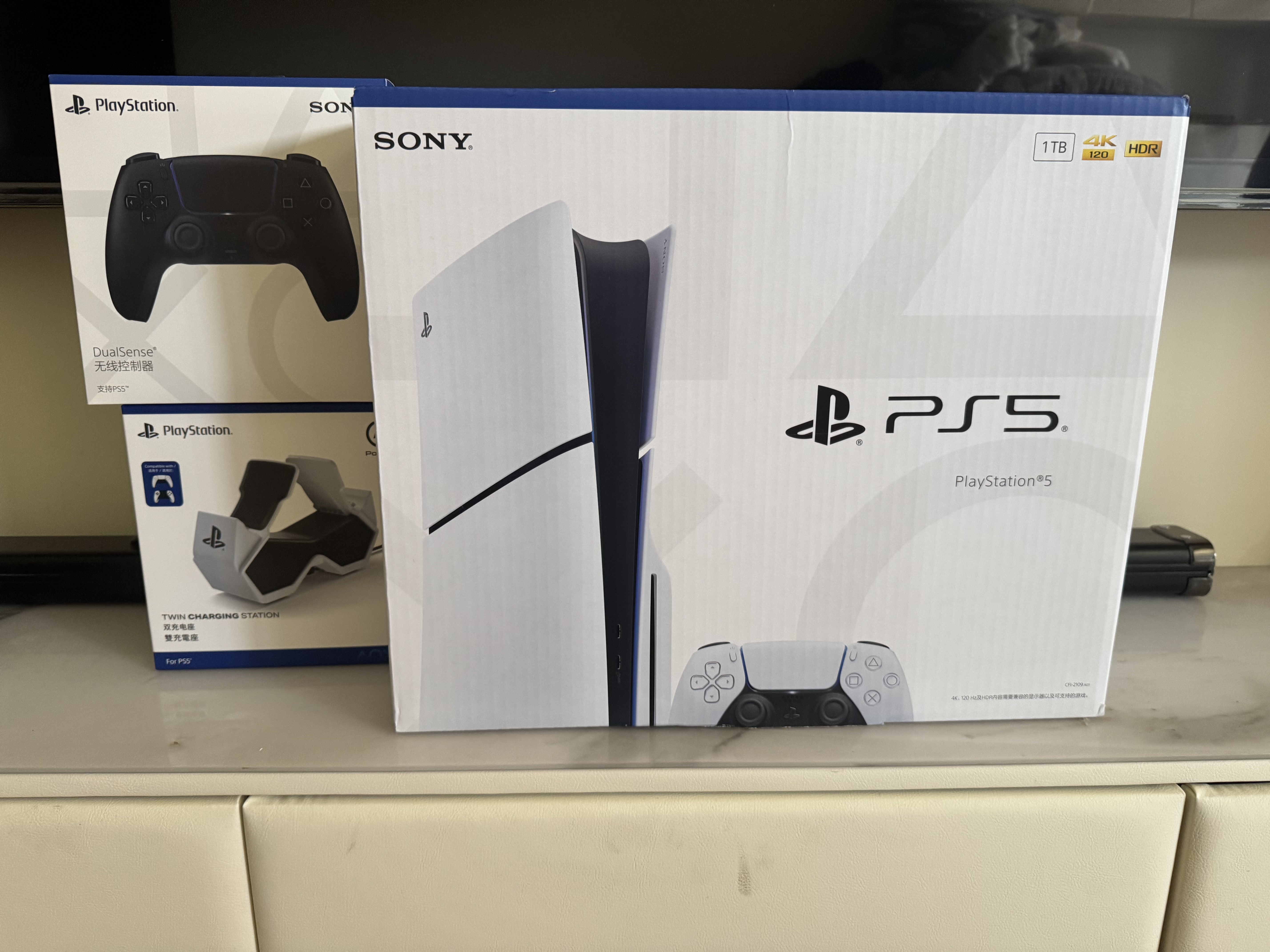 PlayStation索尼（SONY）国行PS5游戏主机 次世代 PS5PRO/PS5SLIM游戏机 8K蓝光家用电视游戏机 国行现货 PS5Slim光驱版双手柄 +原装充电底座 实拍图