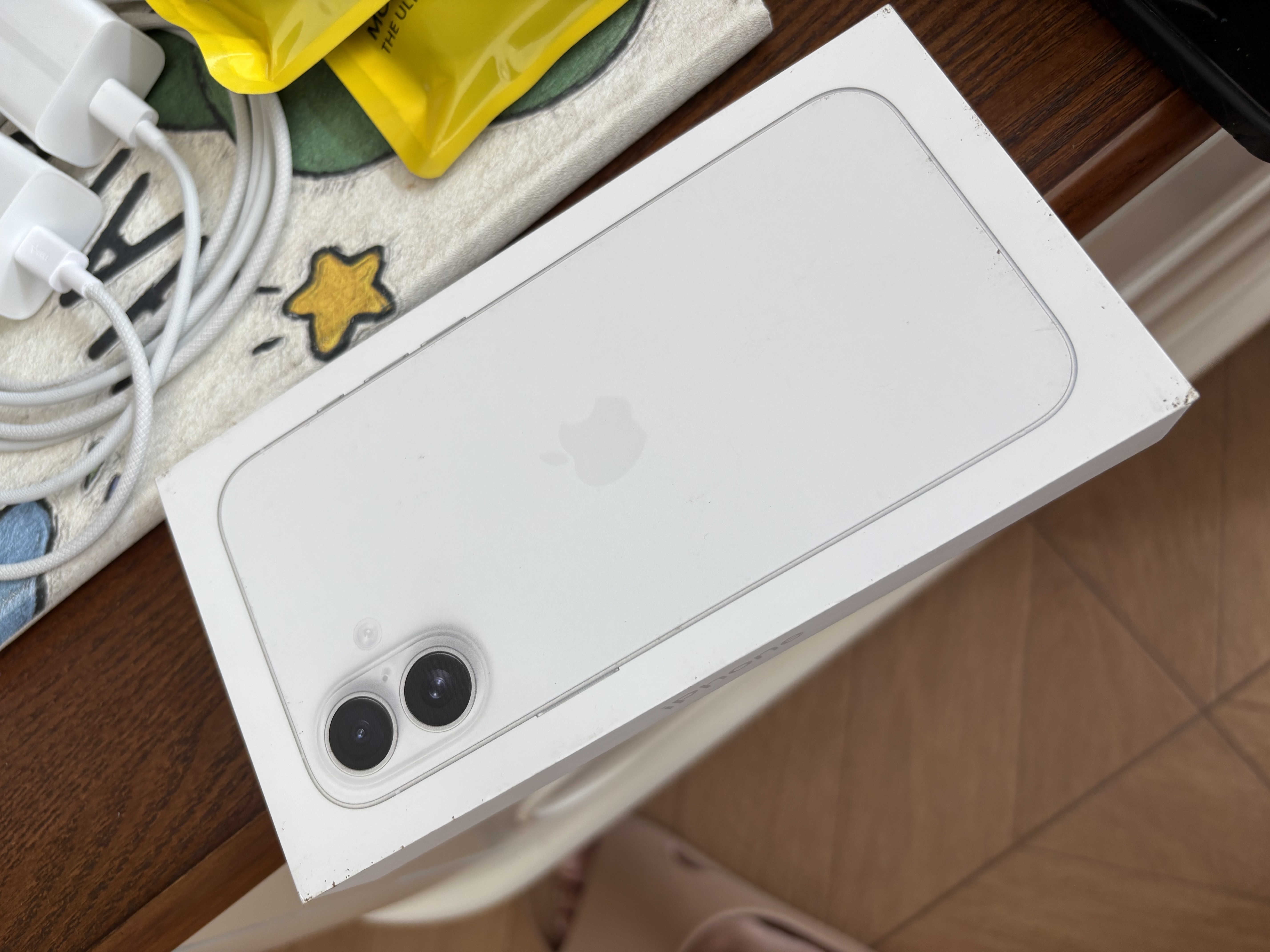 Apple/苹果 iPhone 16 Plus（A3291）128GB 白色 支持移动联通电信5G 双卡双待手机 实拍图