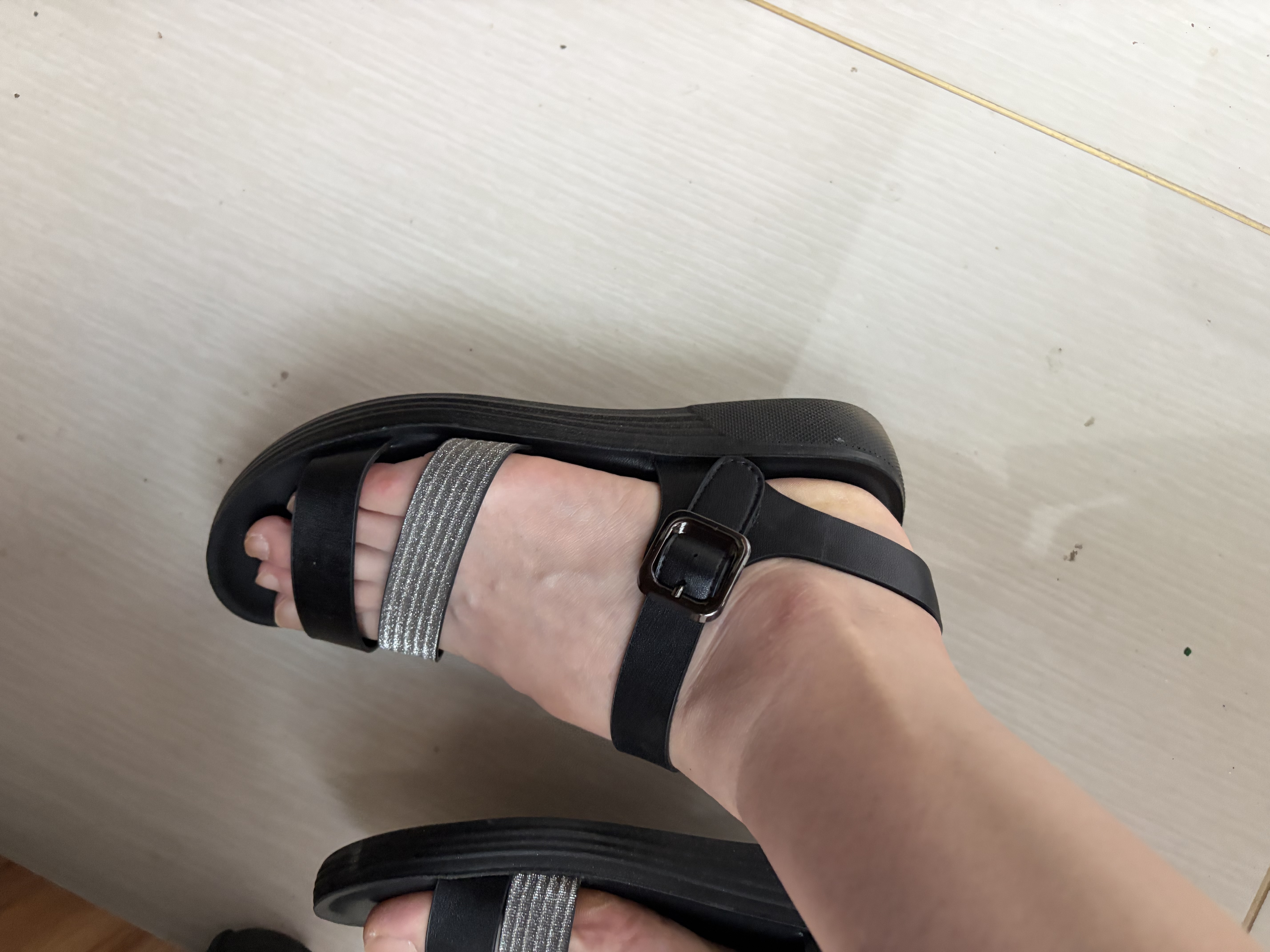 红蜻蜓红蜻蜓皮凉鞋软底百搭舒适凉鞋女坡跟软皮沙滩鞋子女 WTK233812 实拍图