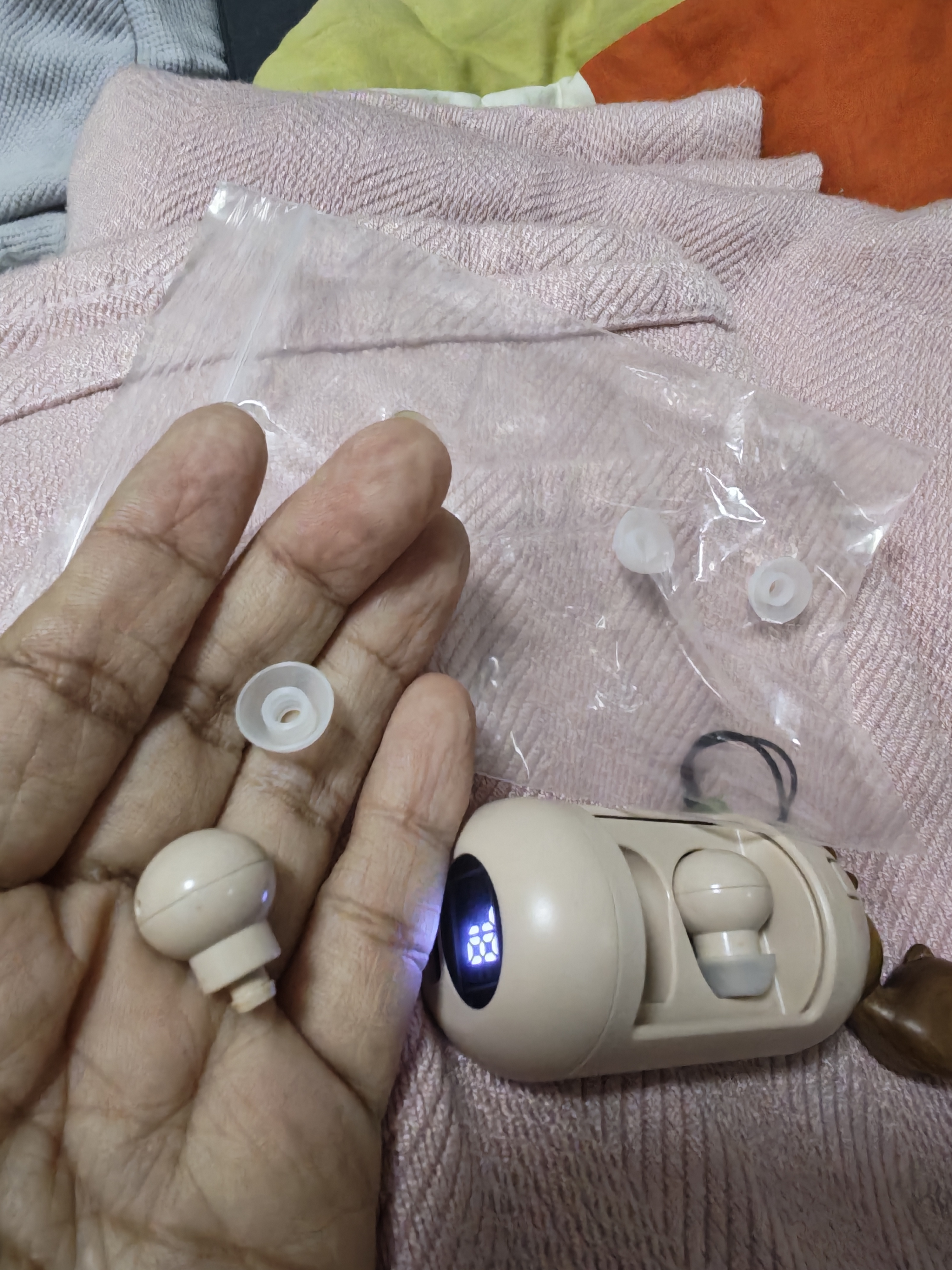 媚音真无线迷你小型隐形蓝牙耳机侧睡不压耳久戴不痛小巧不闪灯适用苹果华为OPPO小米VIVO上班摸鱼神器 肤色 迷你小巧不闪灯 实拍图