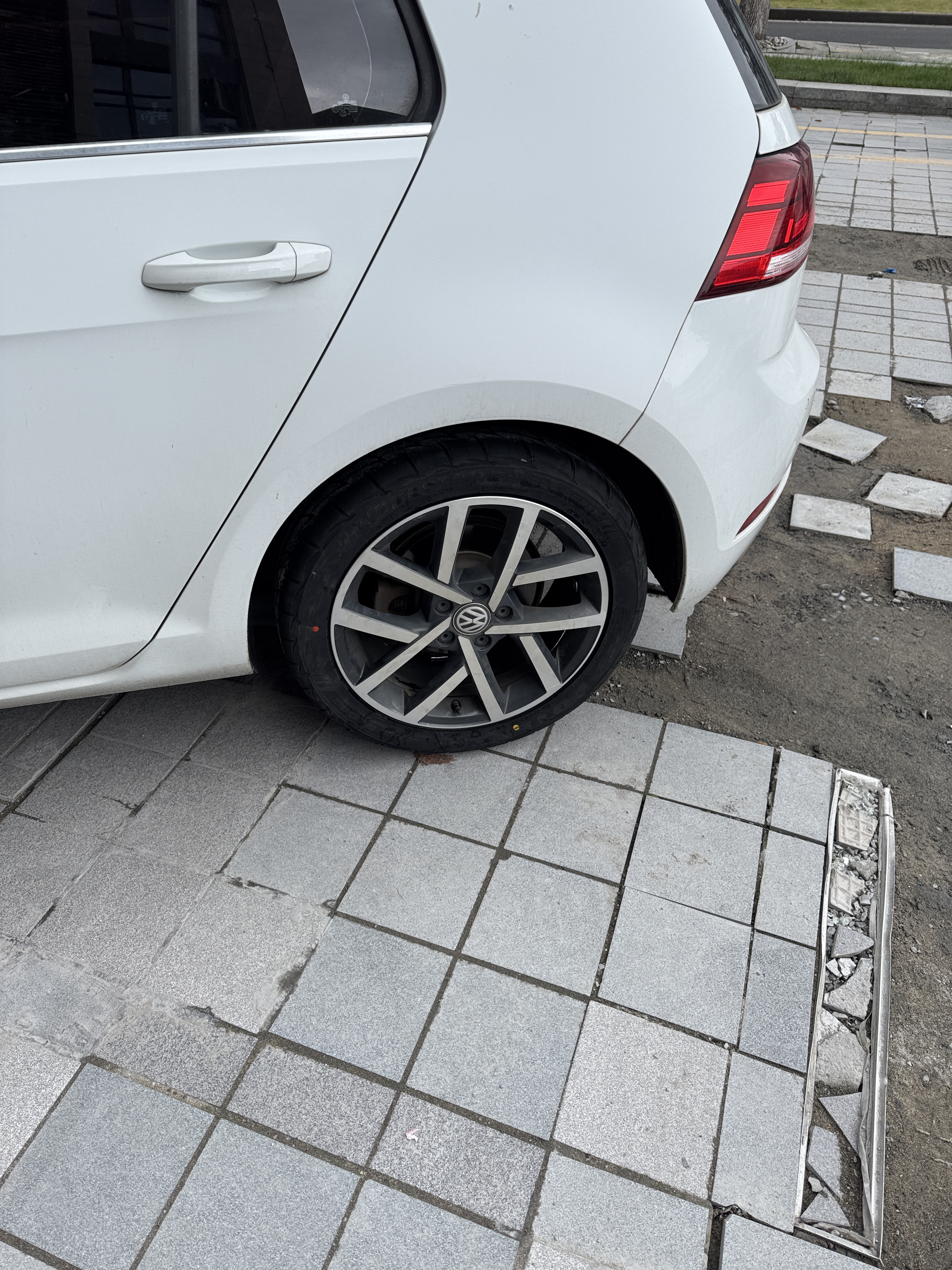 普利司通（Bridgestone）汽车轮胎 225/45R17 94W RE003 适配高尔夫GTI/科鲁兹/领动/速派 实拍图