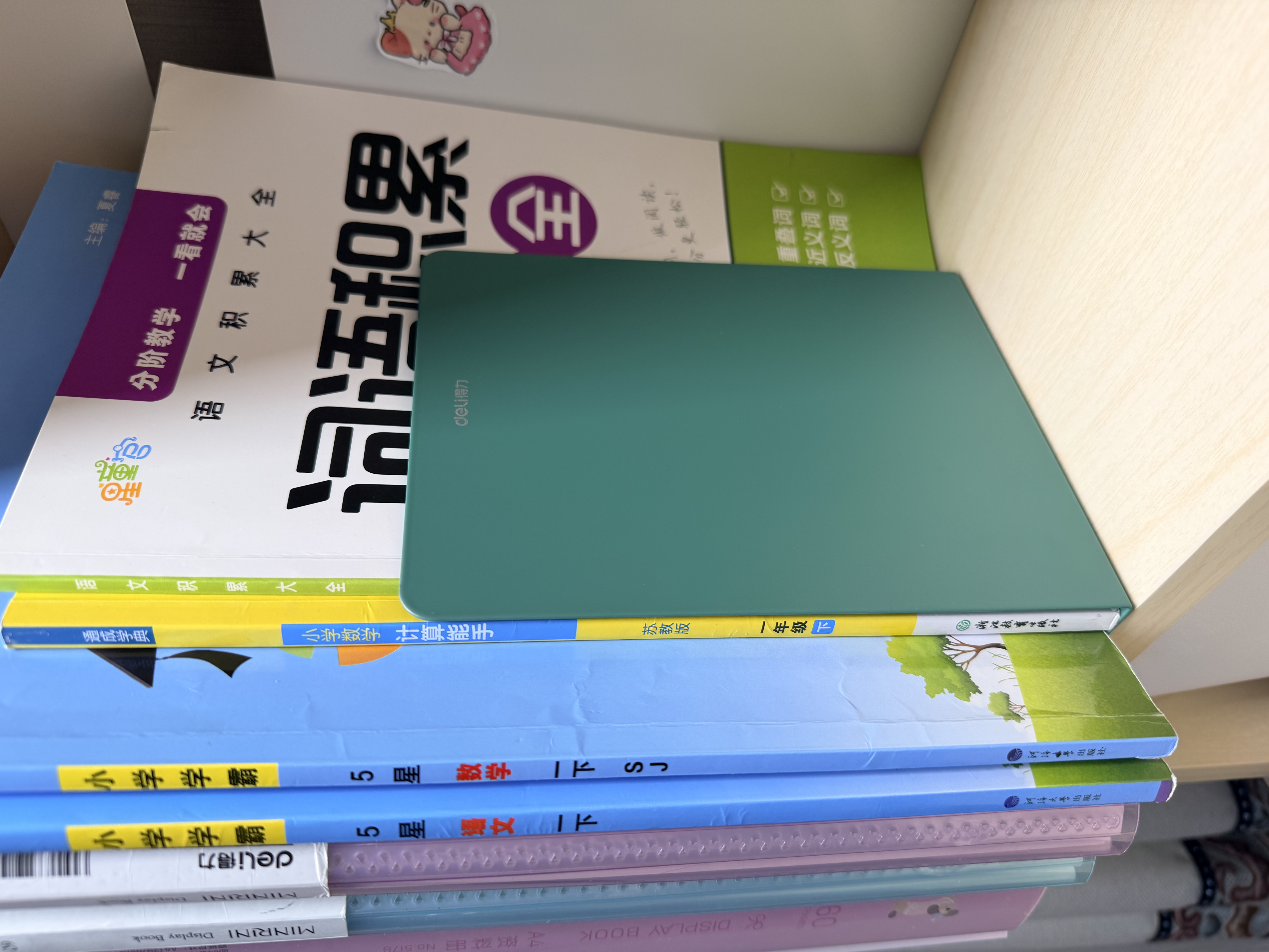 得力（deli）18cm高简约金属桌面桌面书立置物架书收纳桌上书架 桌上书籍挡靠夹 2片/ 绿色78650 实拍图