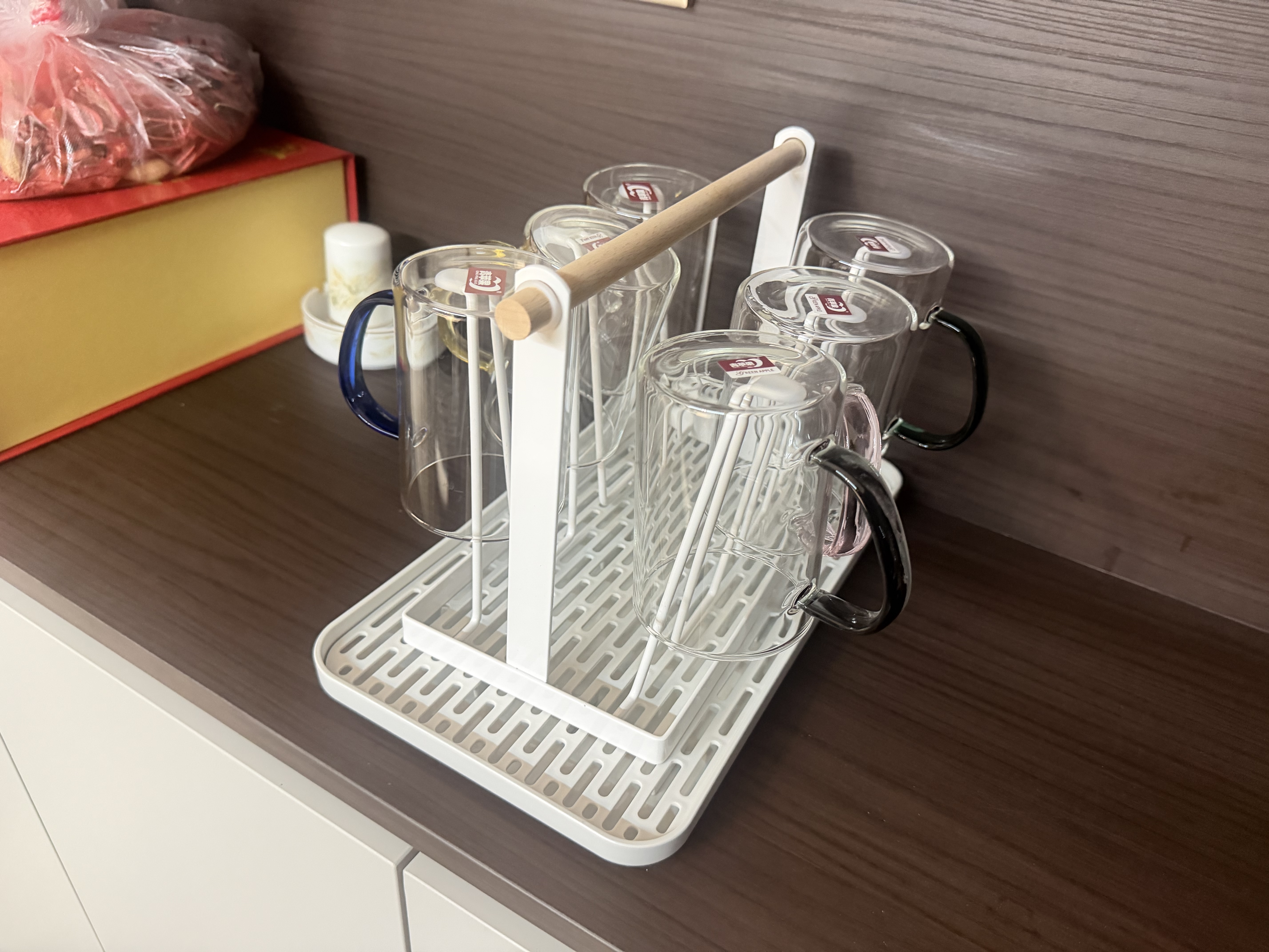 青苹果（QINGPINGGUO） 玻璃杯带把手耐高温待客泡茶杯子牛奶杯家庭喝水杯家用水杯套装 杯架+沥水盘+6色装加厚杯 300ml 实拍图