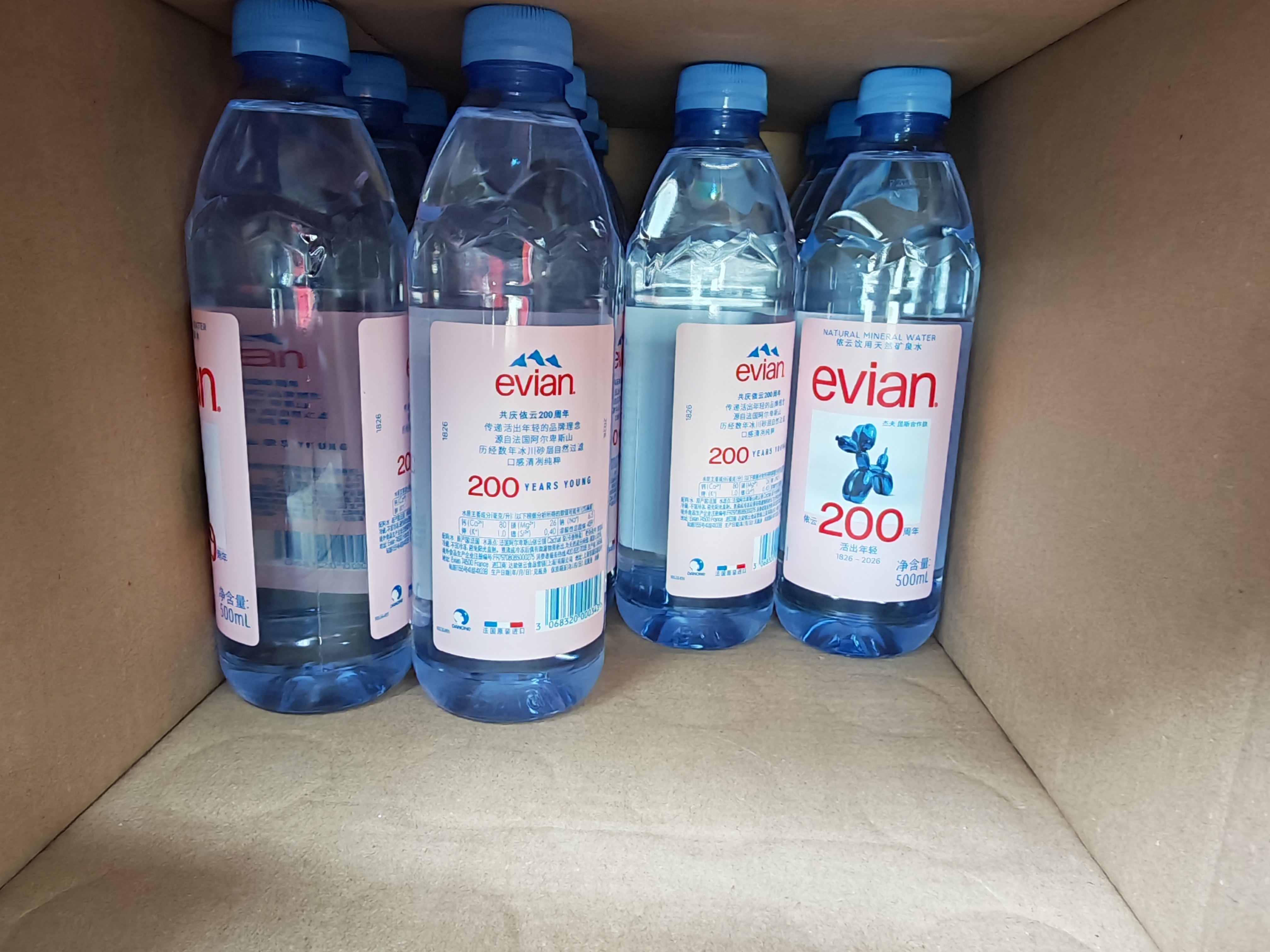 依云（evian）矿泉水 500ml*24瓶 饮用水 高端矿泉水 法国进口 会议商务用水 实拍图