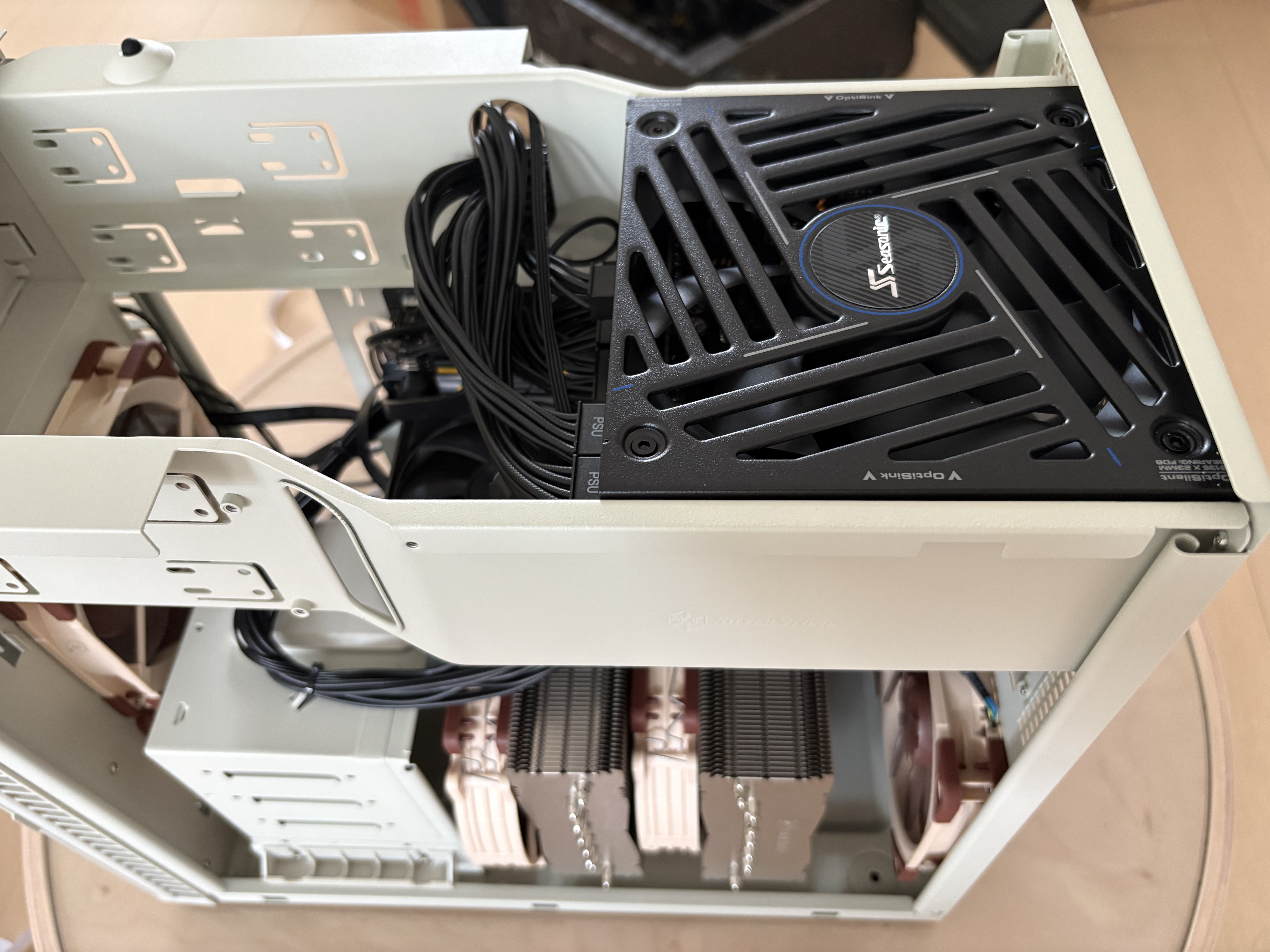 银昕（SilverStone）PS07复刻版MATX机箱 (经典老箱复刻/支持120水冷/Type-C/6个3.5”硬盘空间/PS07W-C) 实拍图