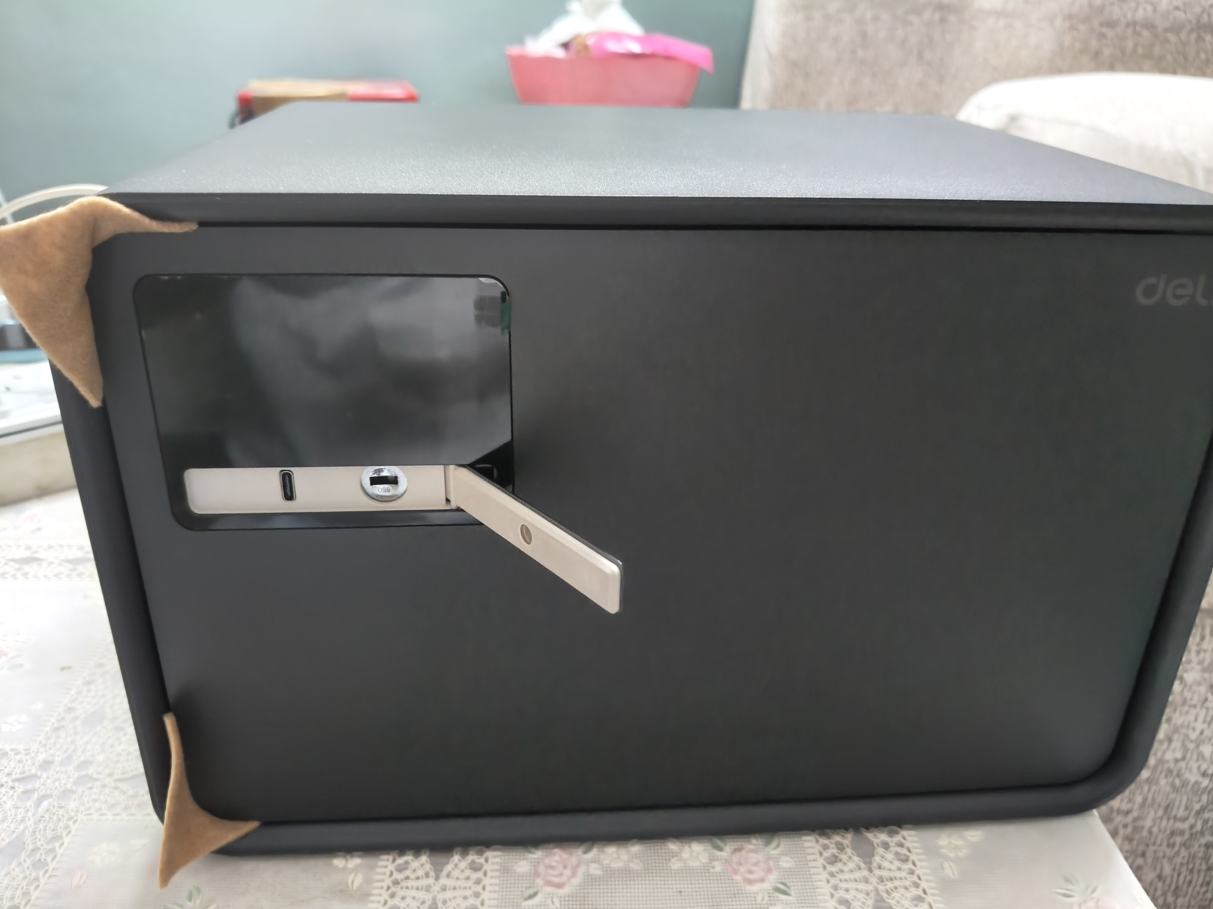 得力（deli）保险柜26年爆款热卖家用保险箱 至臻20cm密码解锁小型保管箱家用防盗存钱罐 自动开门 AE222黑 实拍图