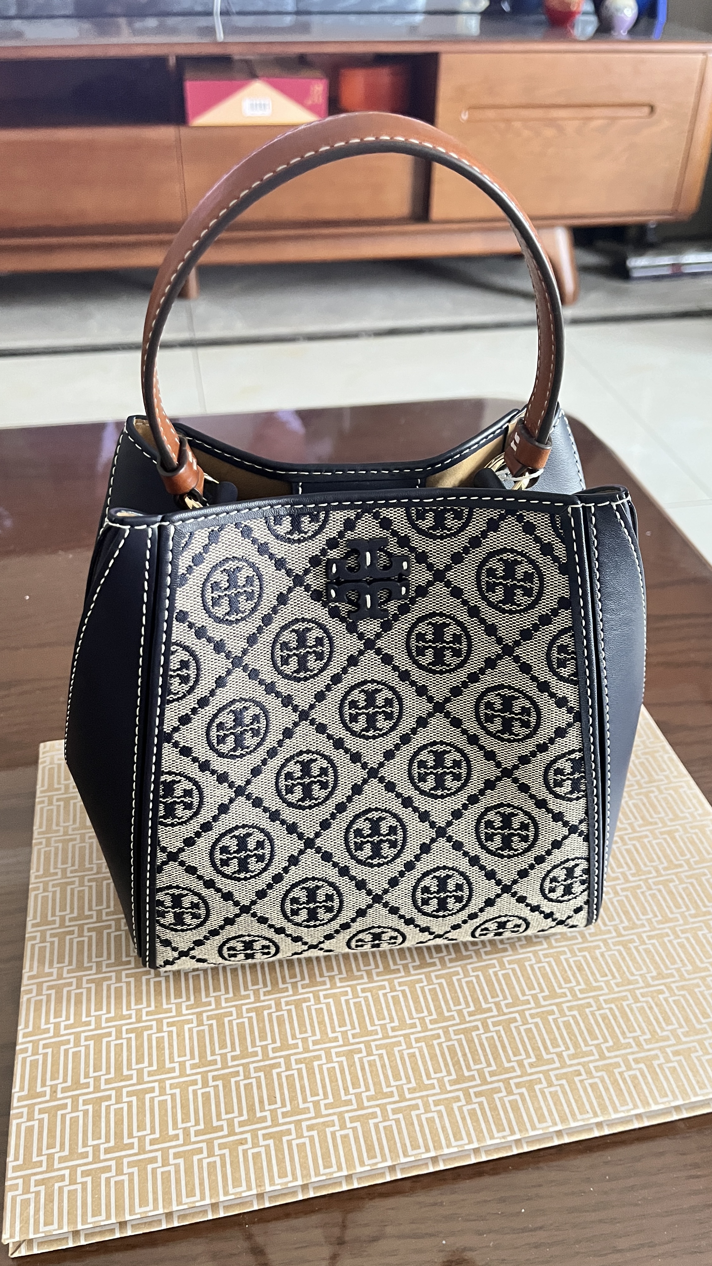 Tory Burch 汤丽柏琦【京东线上专享】MCGRAW T MONOGRAM小号水桶包 160232 海军蓝 405 OS 实拍图