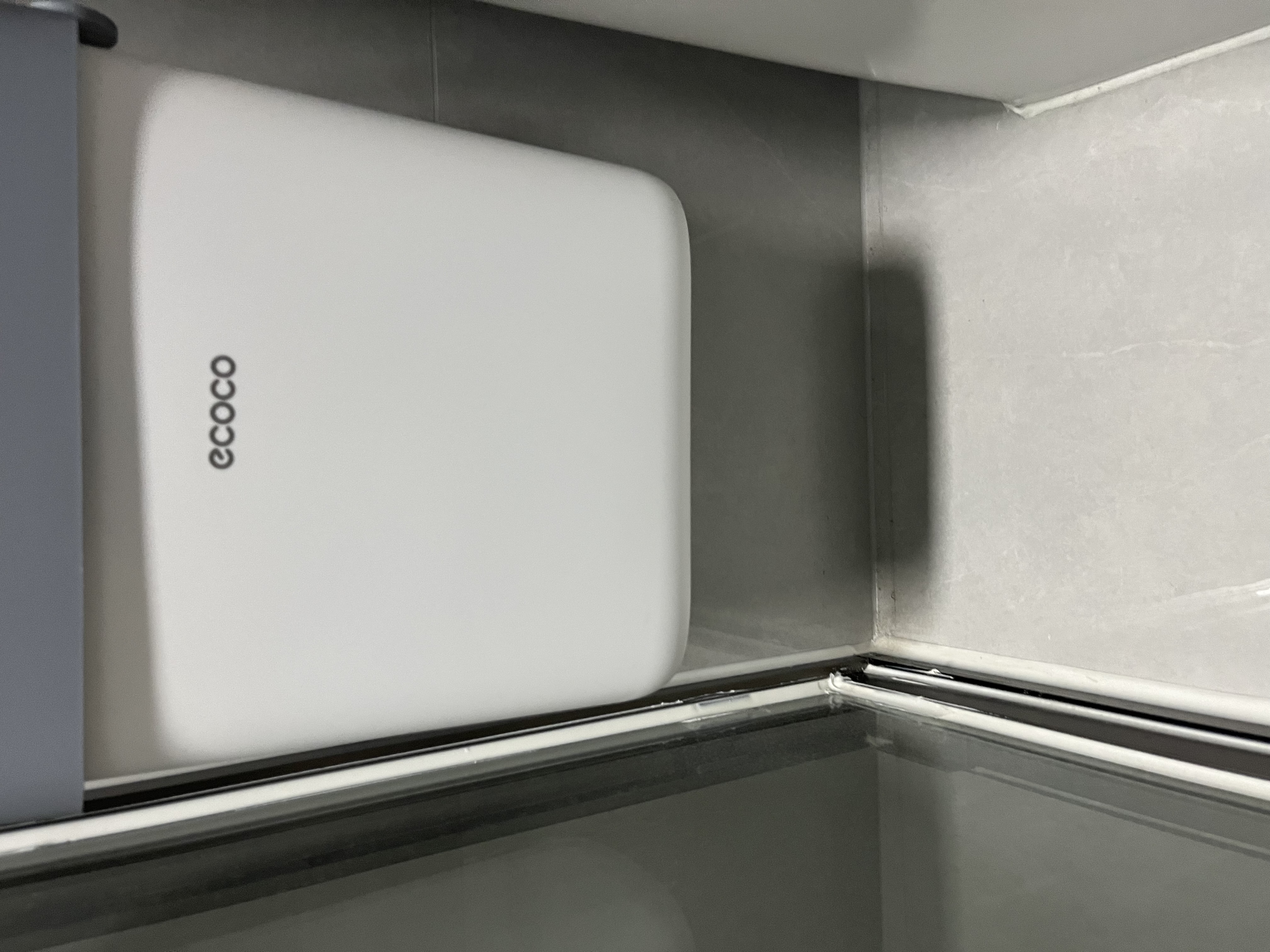 ecoco卫生间壁挂桶7L家用浴室厕所桶厨房壁挂式垃圾桶卫生桶E24220白 实拍图