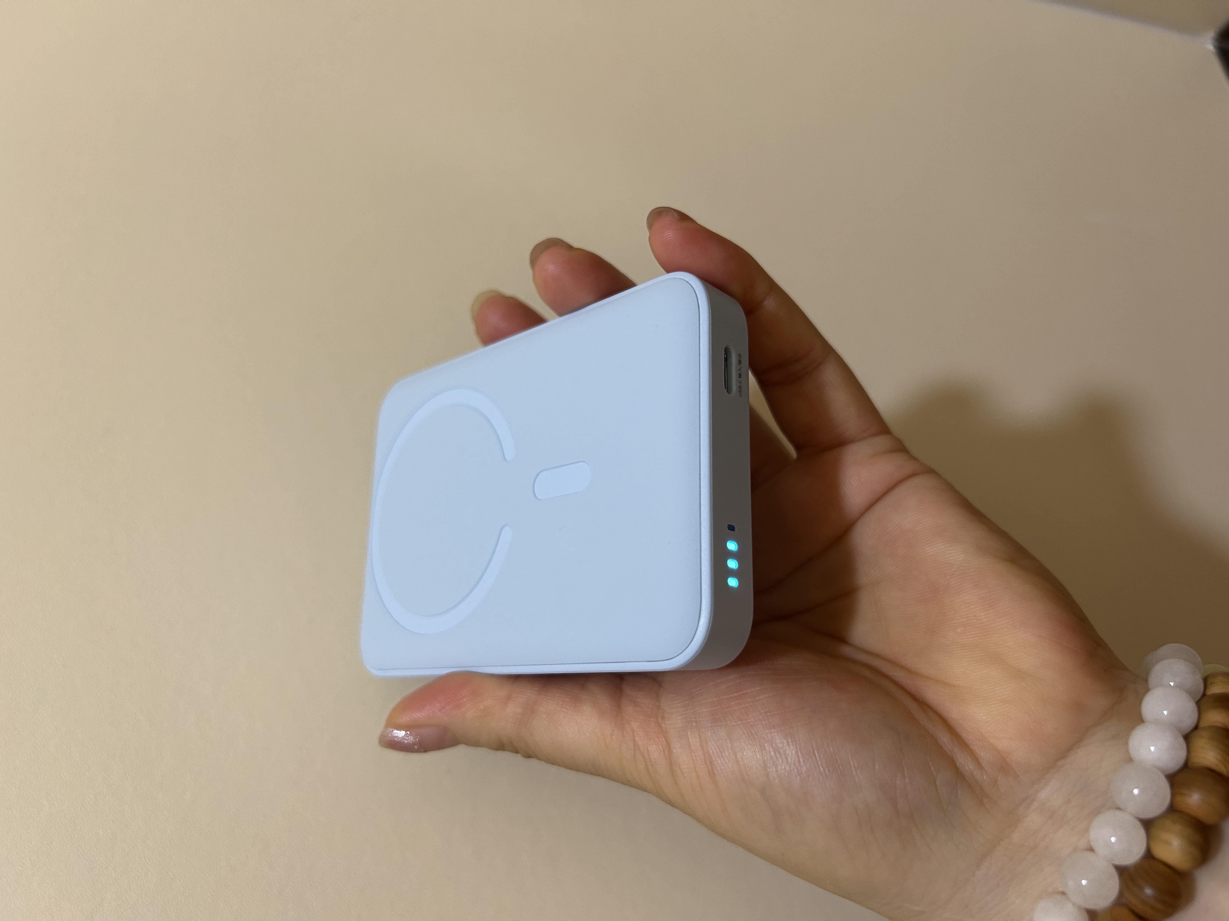倍思 【3C认证】苹果Magsafe磁吸无线充电宝 30W迷你无线快充移动电源10000mAh 适用苹果17/16/15手机 实拍图
