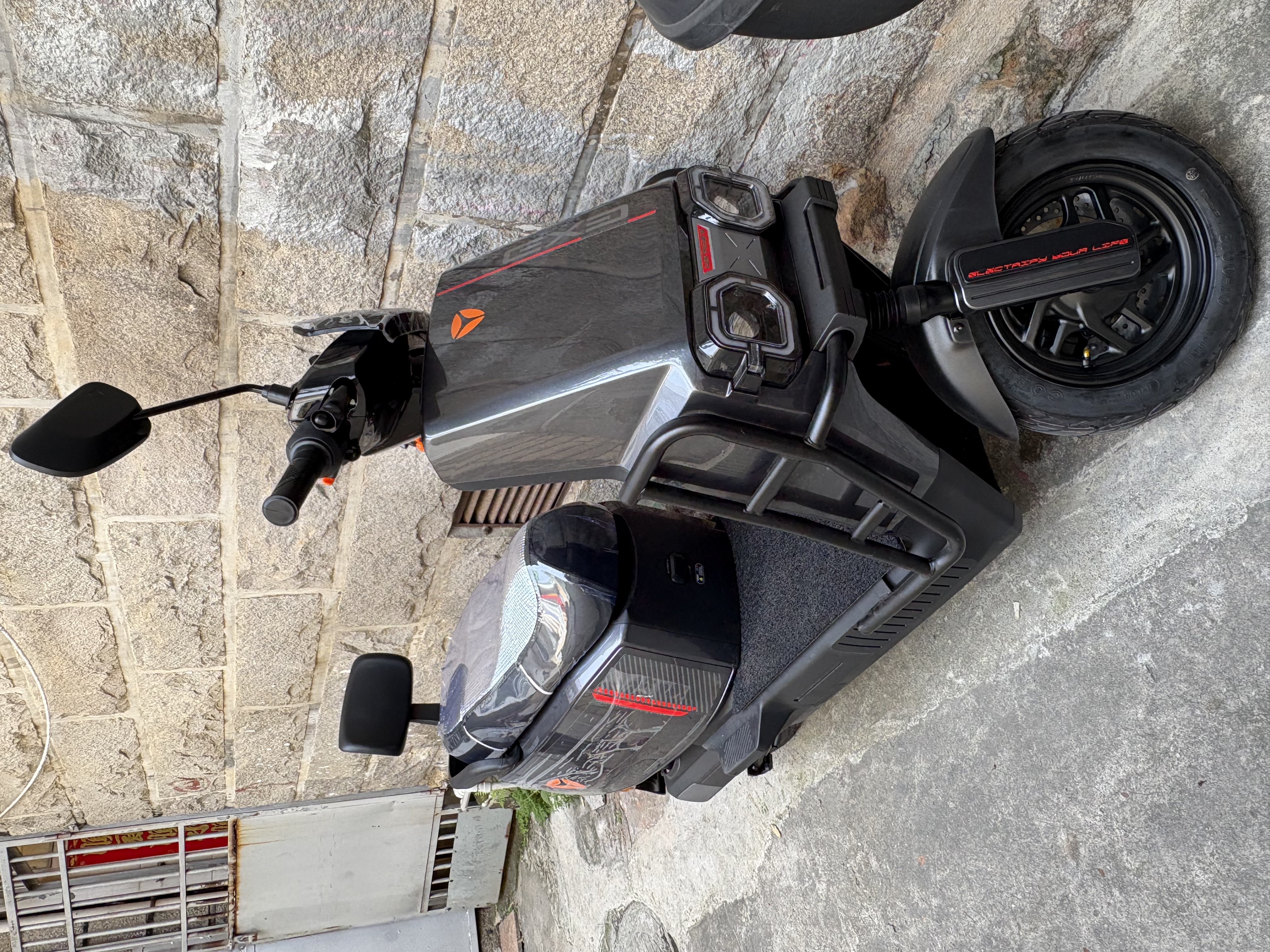 雅迪E30Plus电动摩托车【可分期购买】72V23Ah长续航1200W大动力高端外卖两轮电动车电瓶车 龙吟灰 实拍图