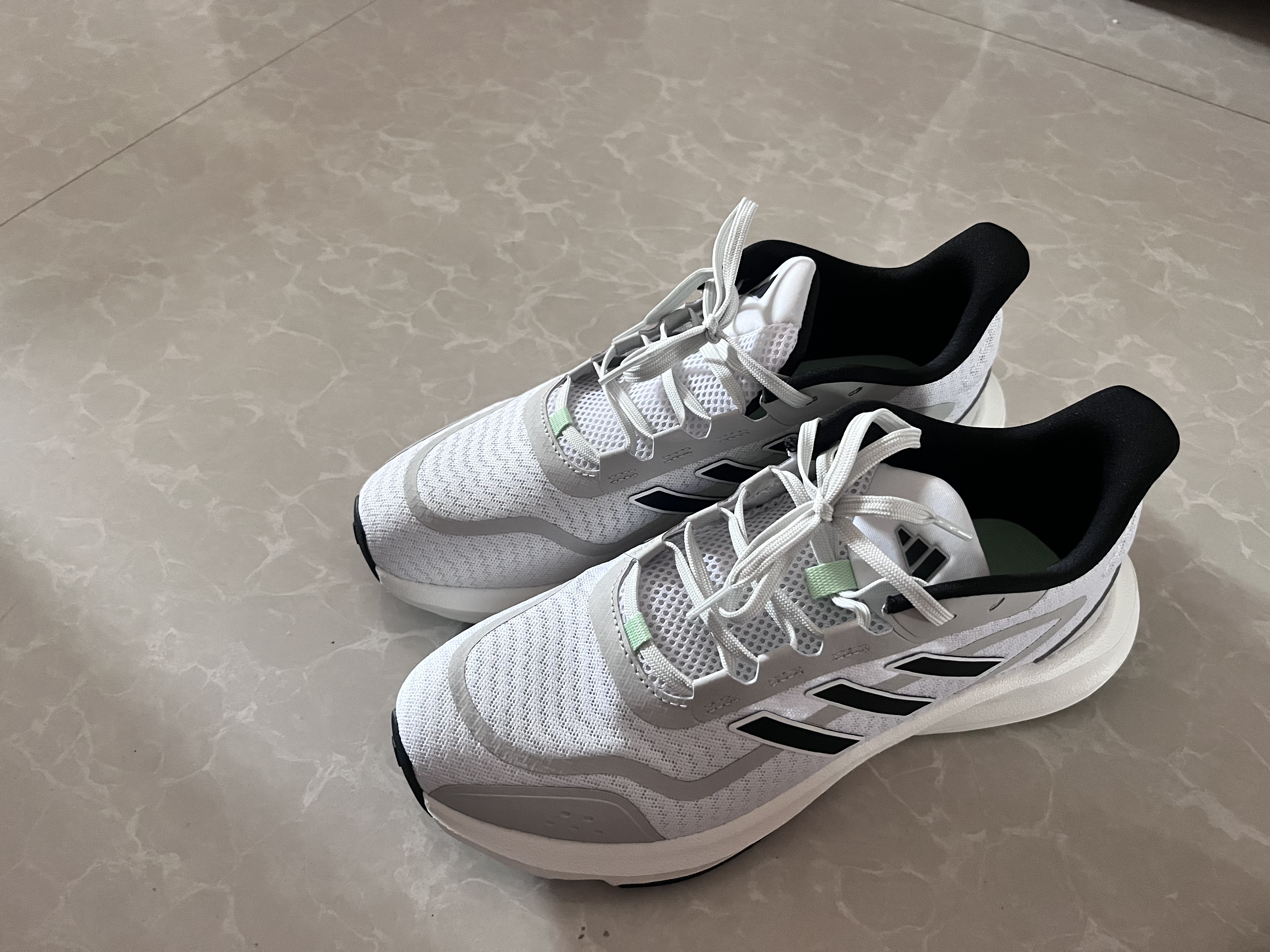 阿迪达斯（adidas）七夕男女运动鞋耐磨减震透气潮流休闲跑步鞋 亮白/一号黑/浅灰 41 实拍图