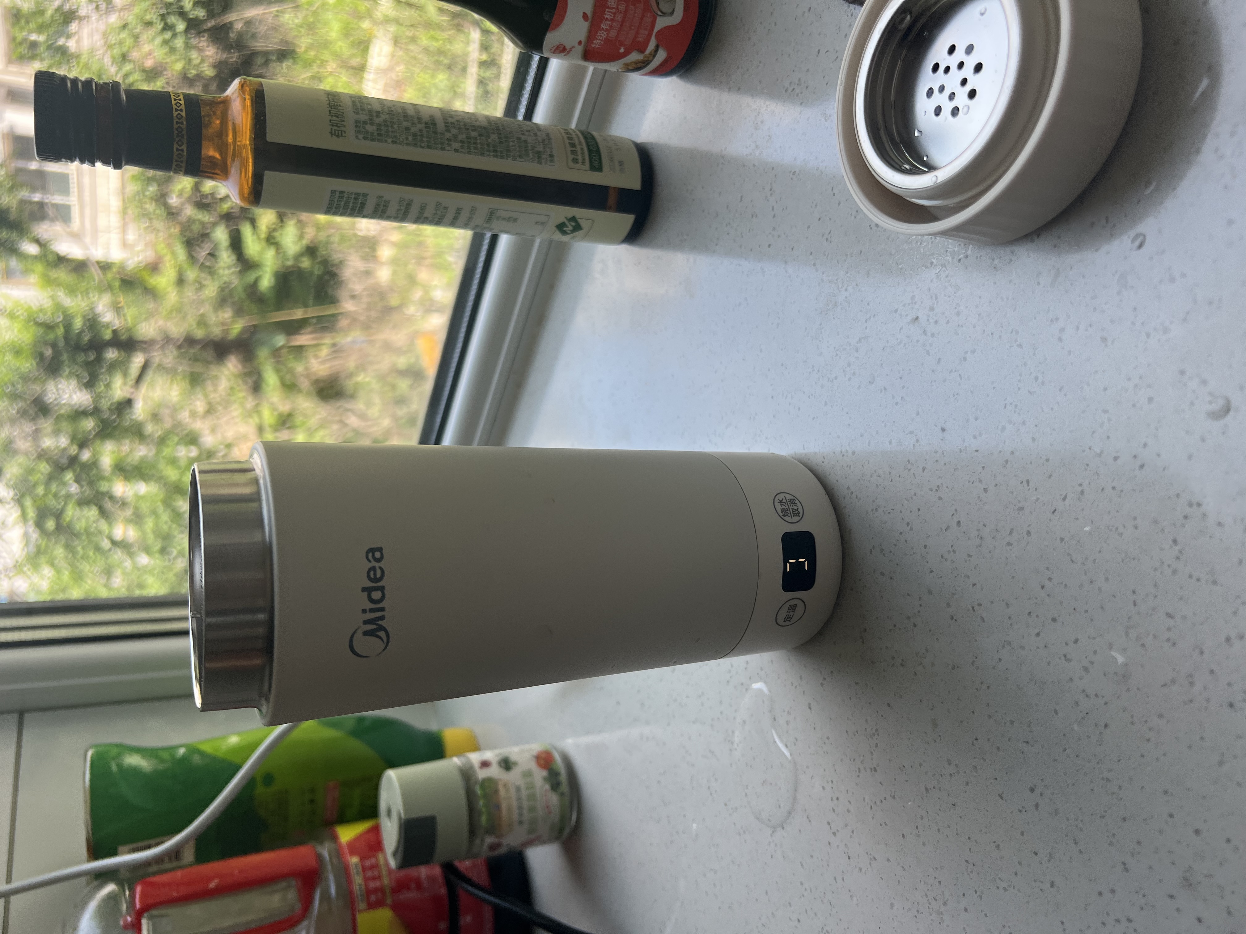 美的（Midea）便携式电热水杯 电热水壶 保温烧水杯 350ml迷你便携旅行出差 保温恒温一体加热杯 316L不锈钢内胆 0.35L 【精准控温】MK-DB35X22 实拍图
