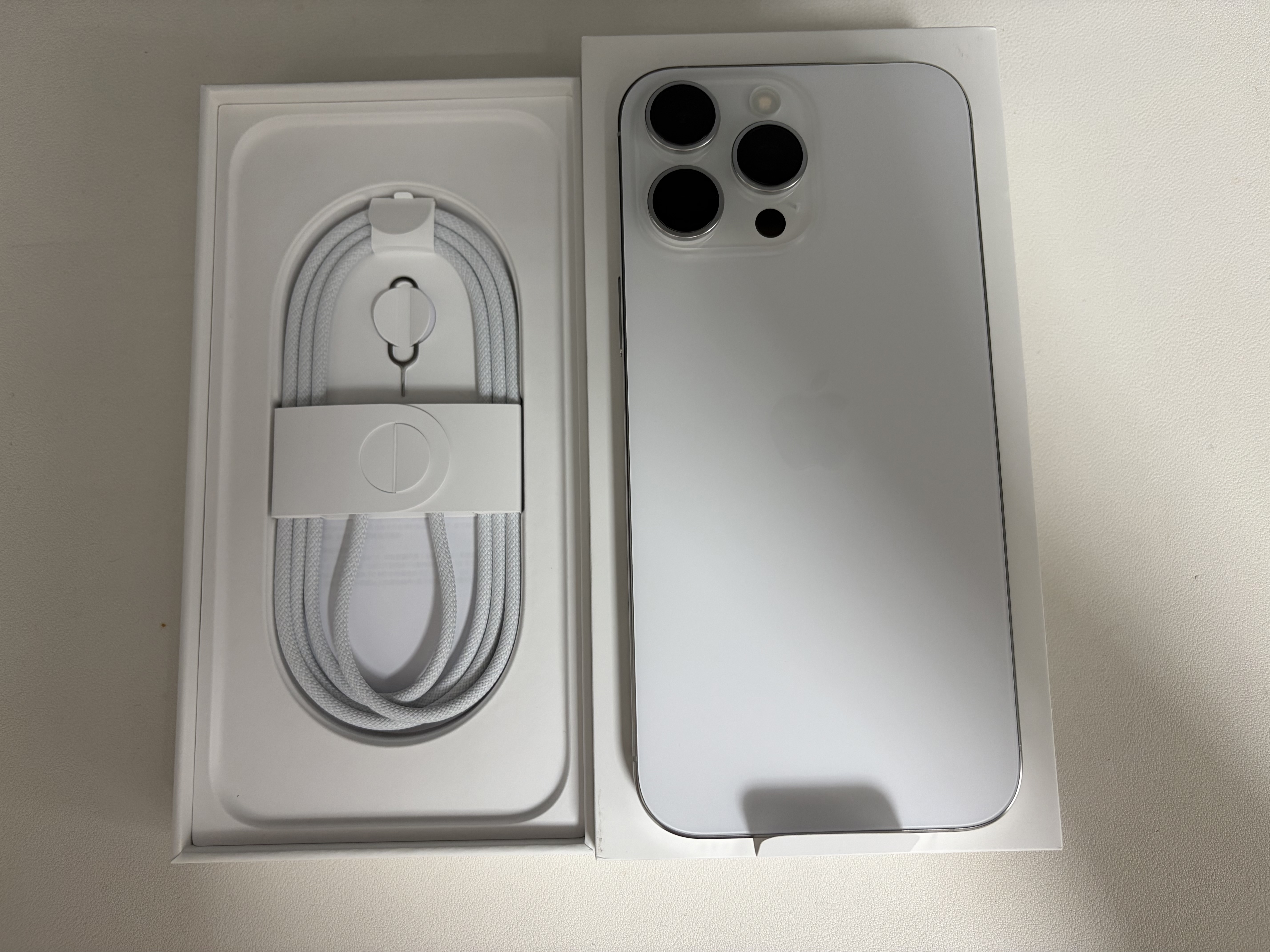Apple 【支持满血siri AI】苹果 iPhone 16 PM 官方认证良品 CPO 礼物 双实体SIM卡 港版 白色 256GB 实拍图