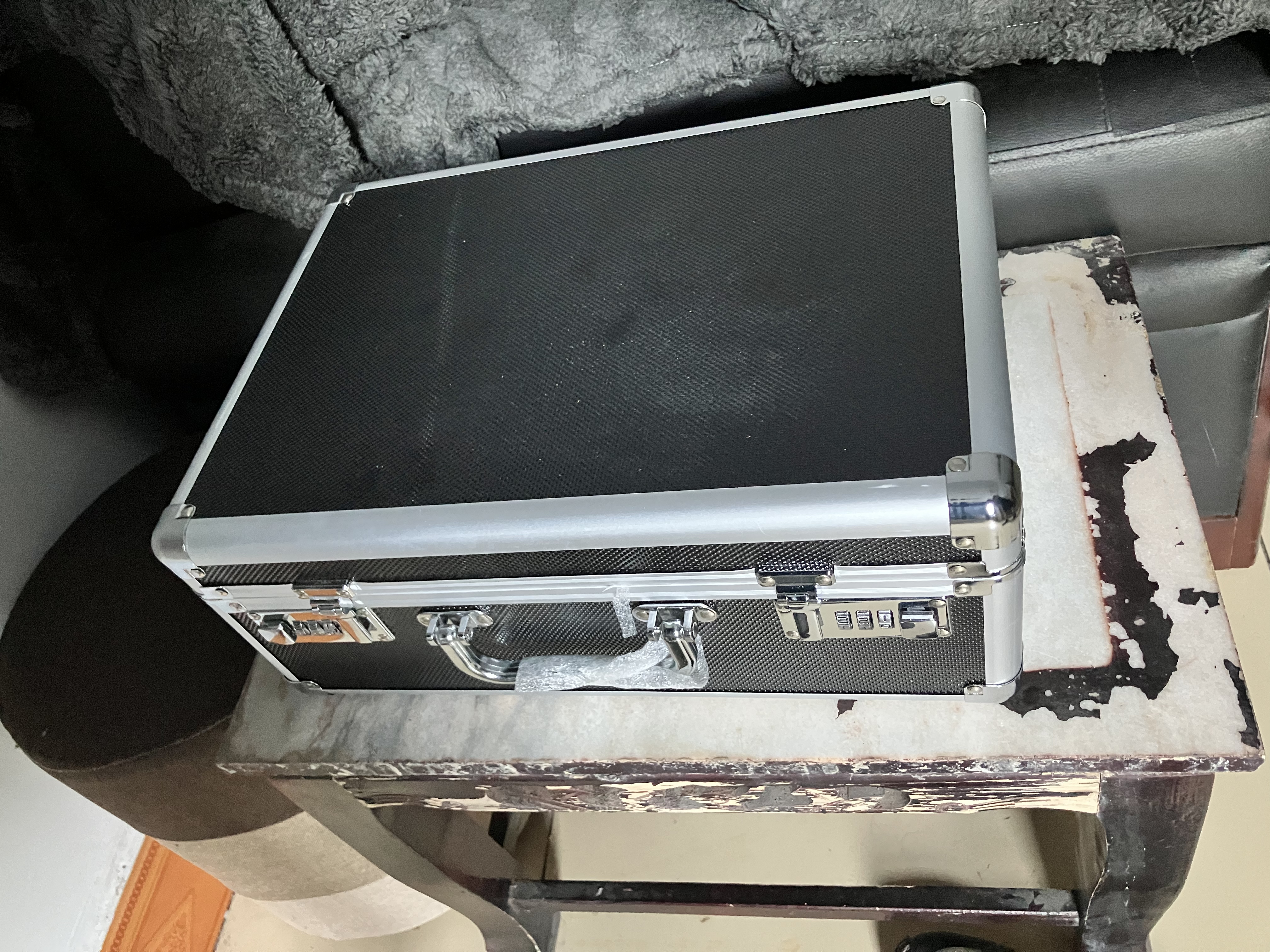 冰禹 BJ419 铝合金工具箱 手提文件存储箱黑外35X25X13cm(加棉密码锁) 实拍图